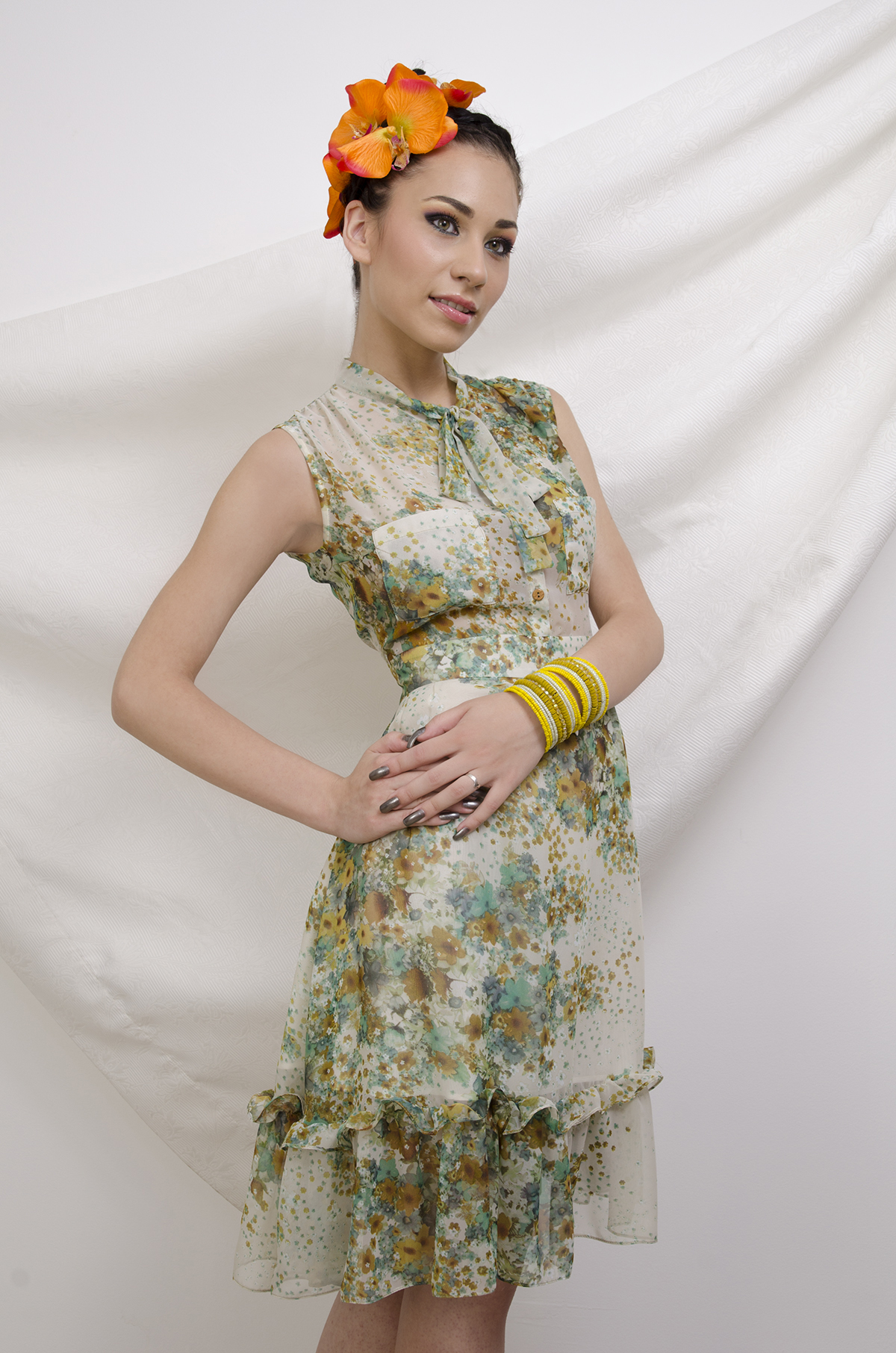 Паола Кръстева в ефирна рокля с флорален мотив