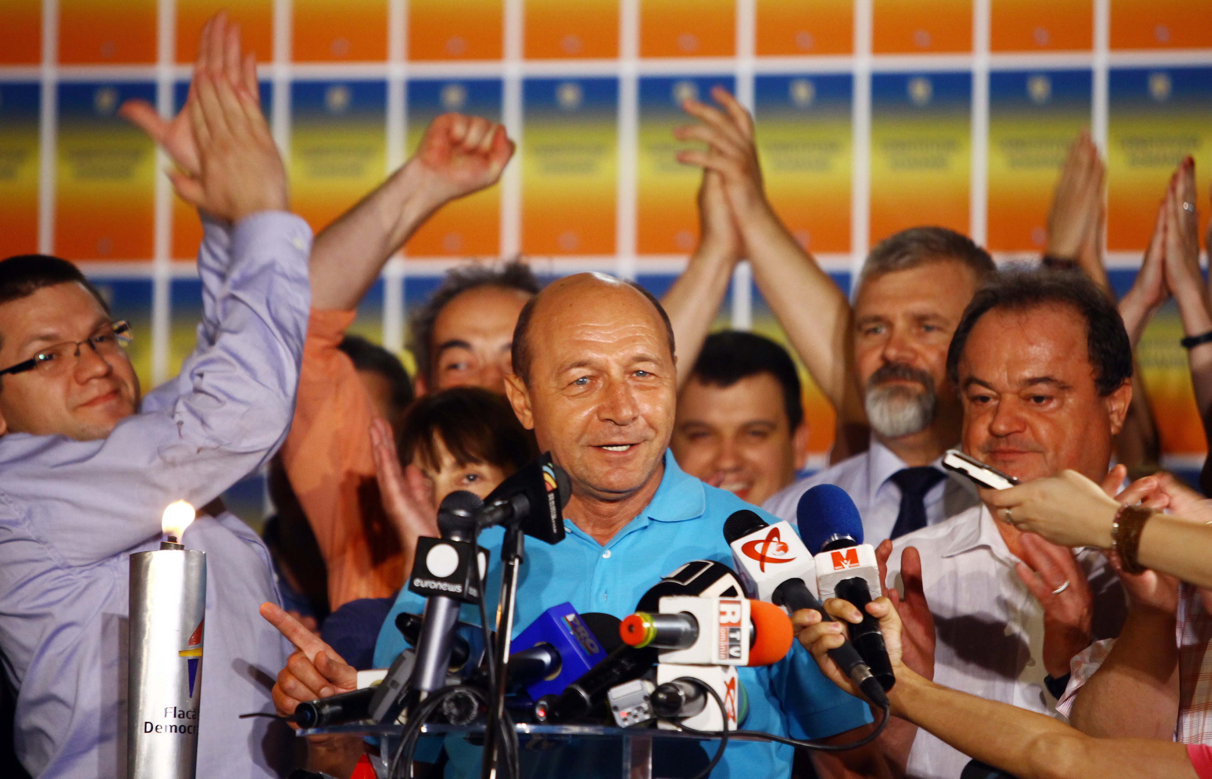 Траян Бъсеску се връща на поста си след референдума