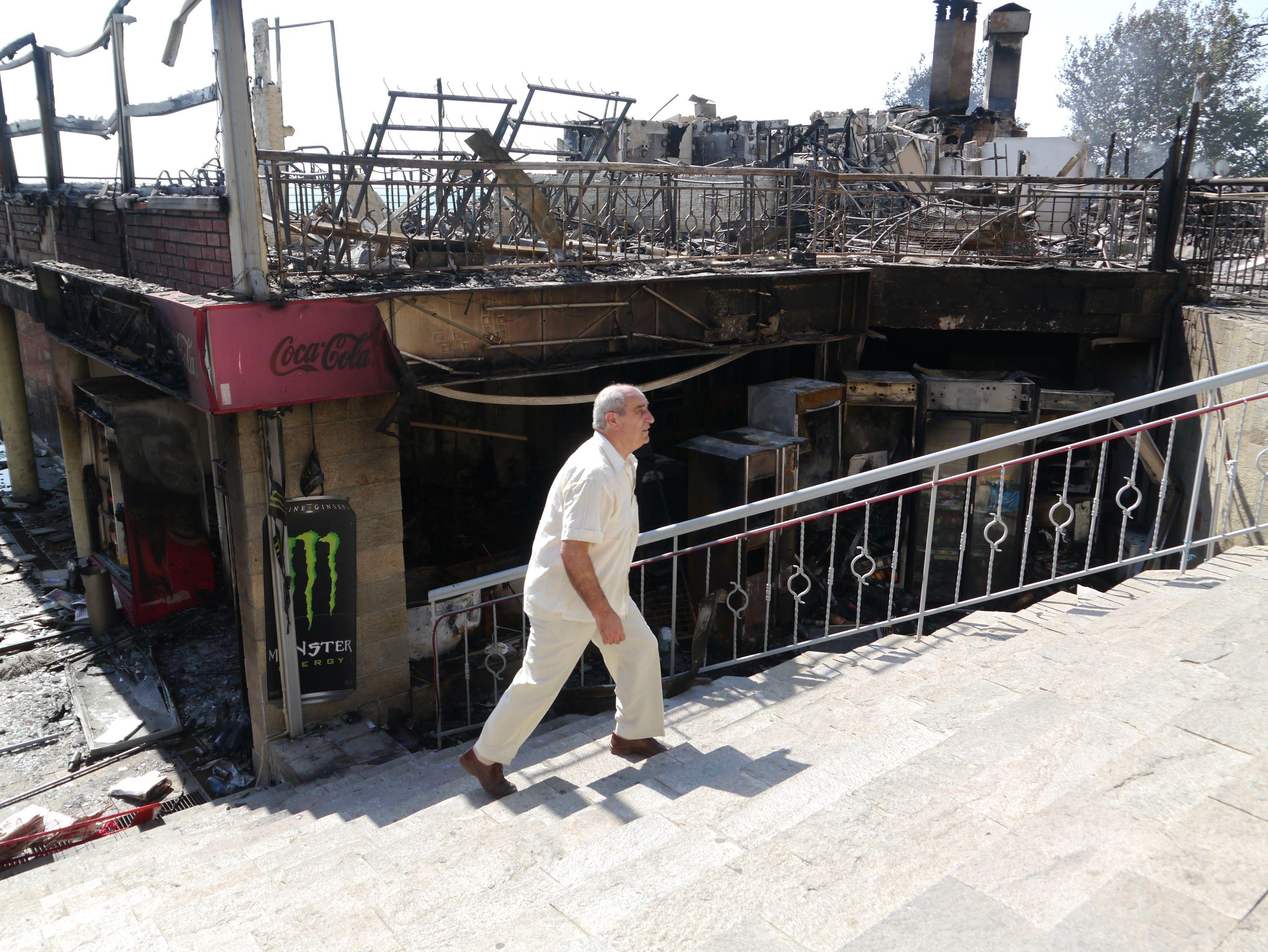 Изгоряха заведения и магазини на ”Златни пясъци”