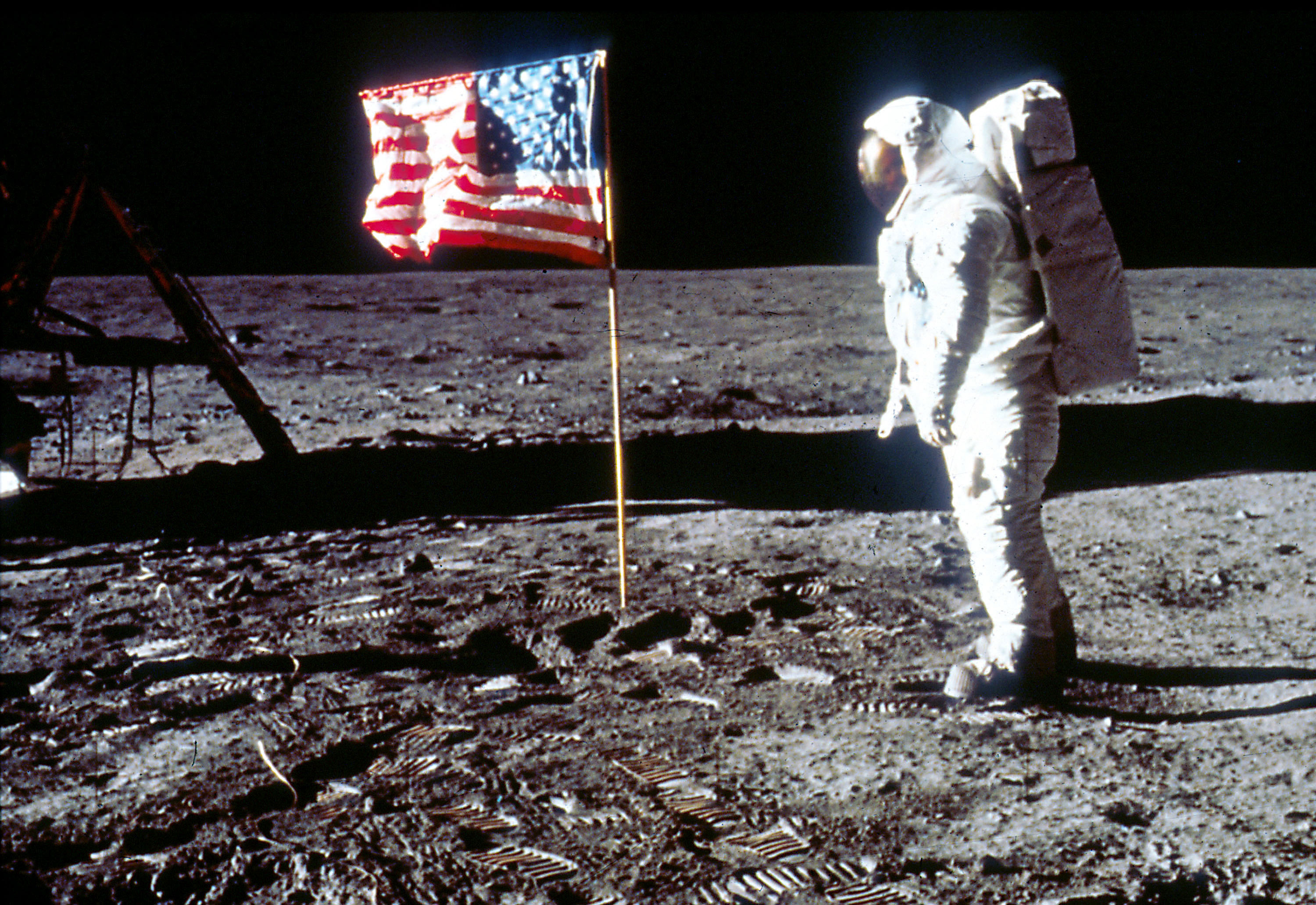 Астронавтът Бъз Олдрин позира с американския флаг на Луната
