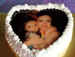 Ава празнува 7-ми рожден ден с майка си