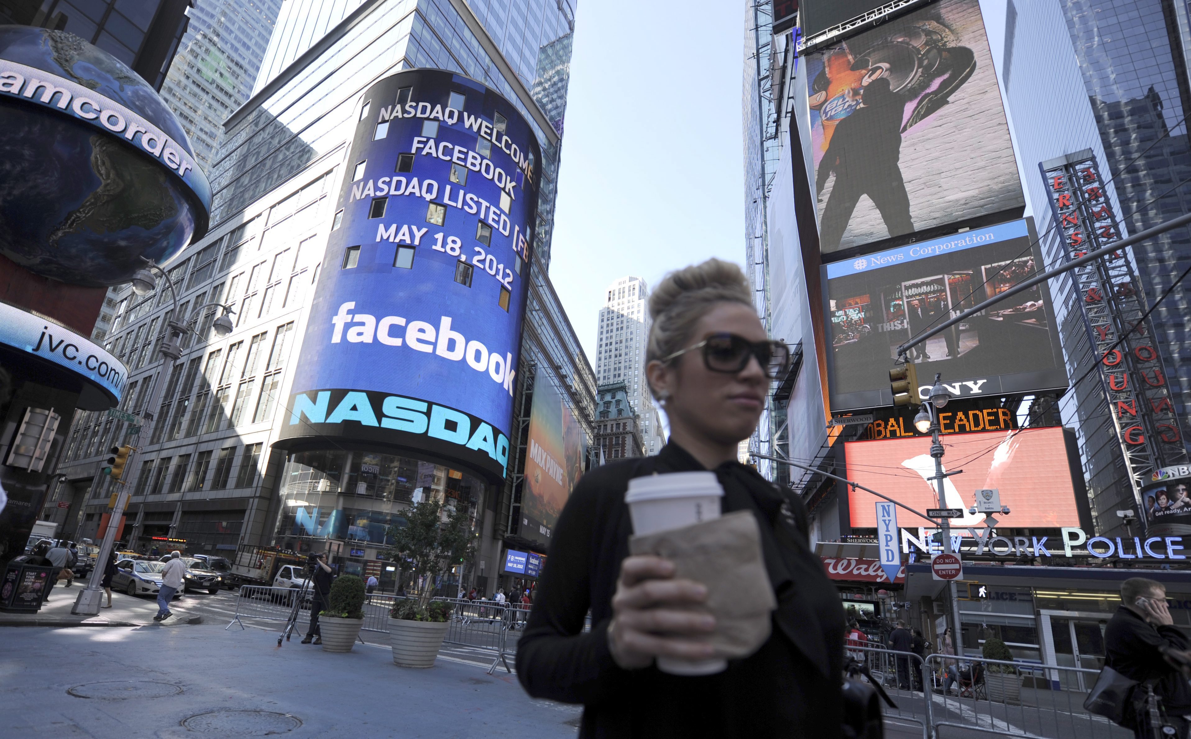 От старта на първичното публично предлагане досега акциите на Facebook поевтиняха с над 50%