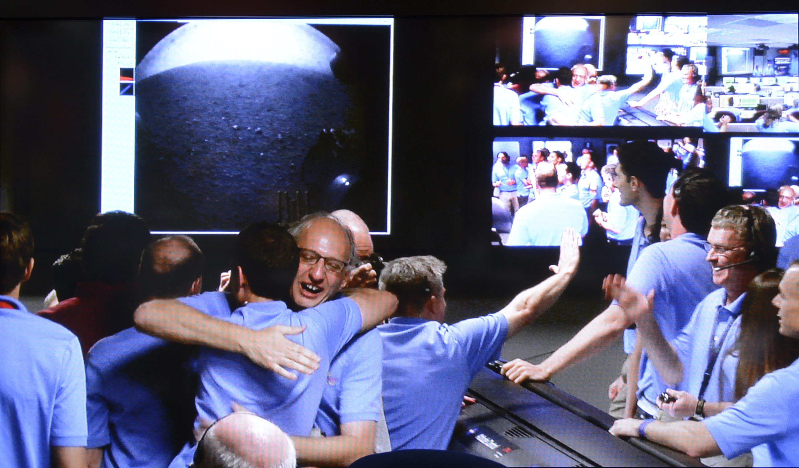 В НАСА се поздравяват при кацането на марсохода Кюриосити