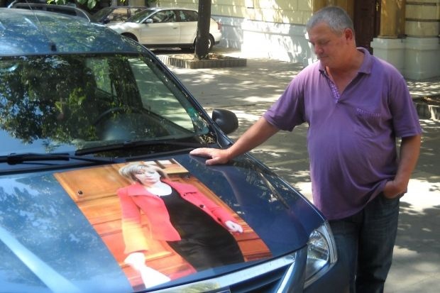 Мая Манолова грейна на капака на кола във Варна