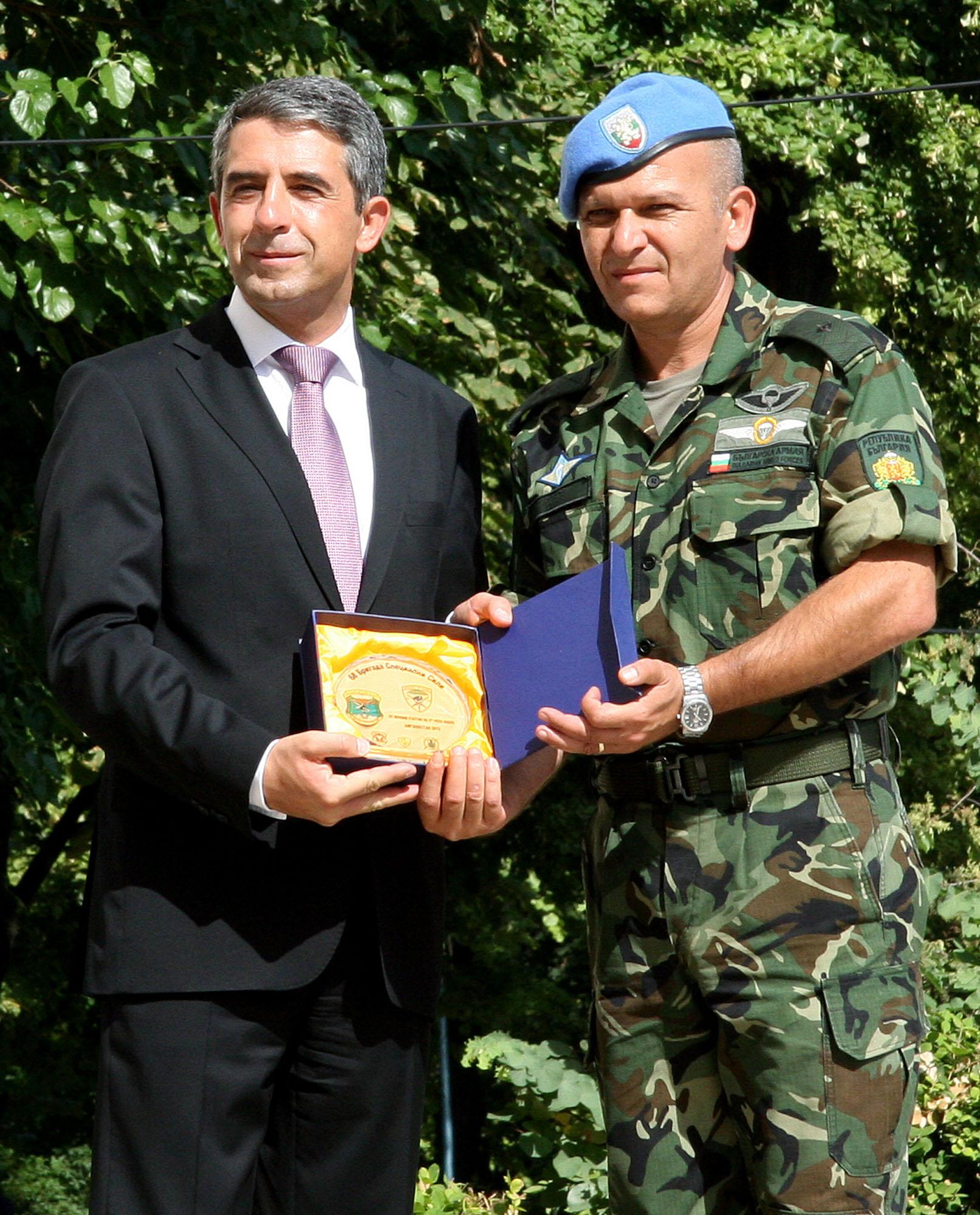 Президентът Росен Плевнелиев награждава участник от българската мисия в Афганистан