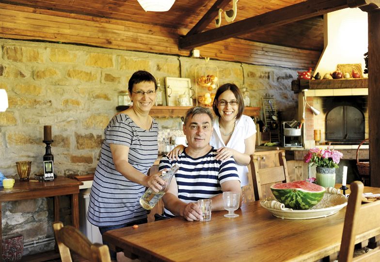 Христо Гърбов със съпругата си Иглика Трифонова и доведената си дъщеря в кухнята на вилата