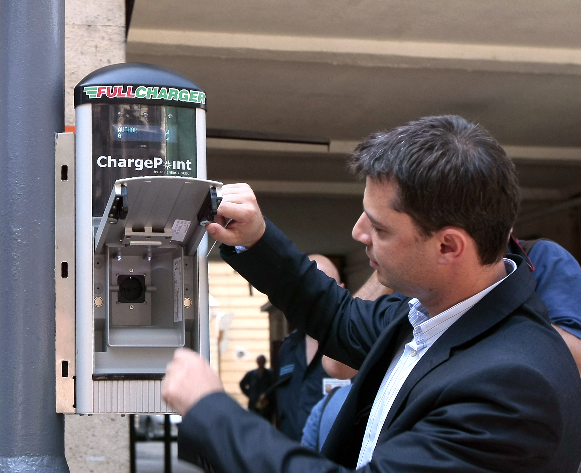 Министър Делян Добрев откри две зарядни станции за електромобили пред сградата на МИЕТ