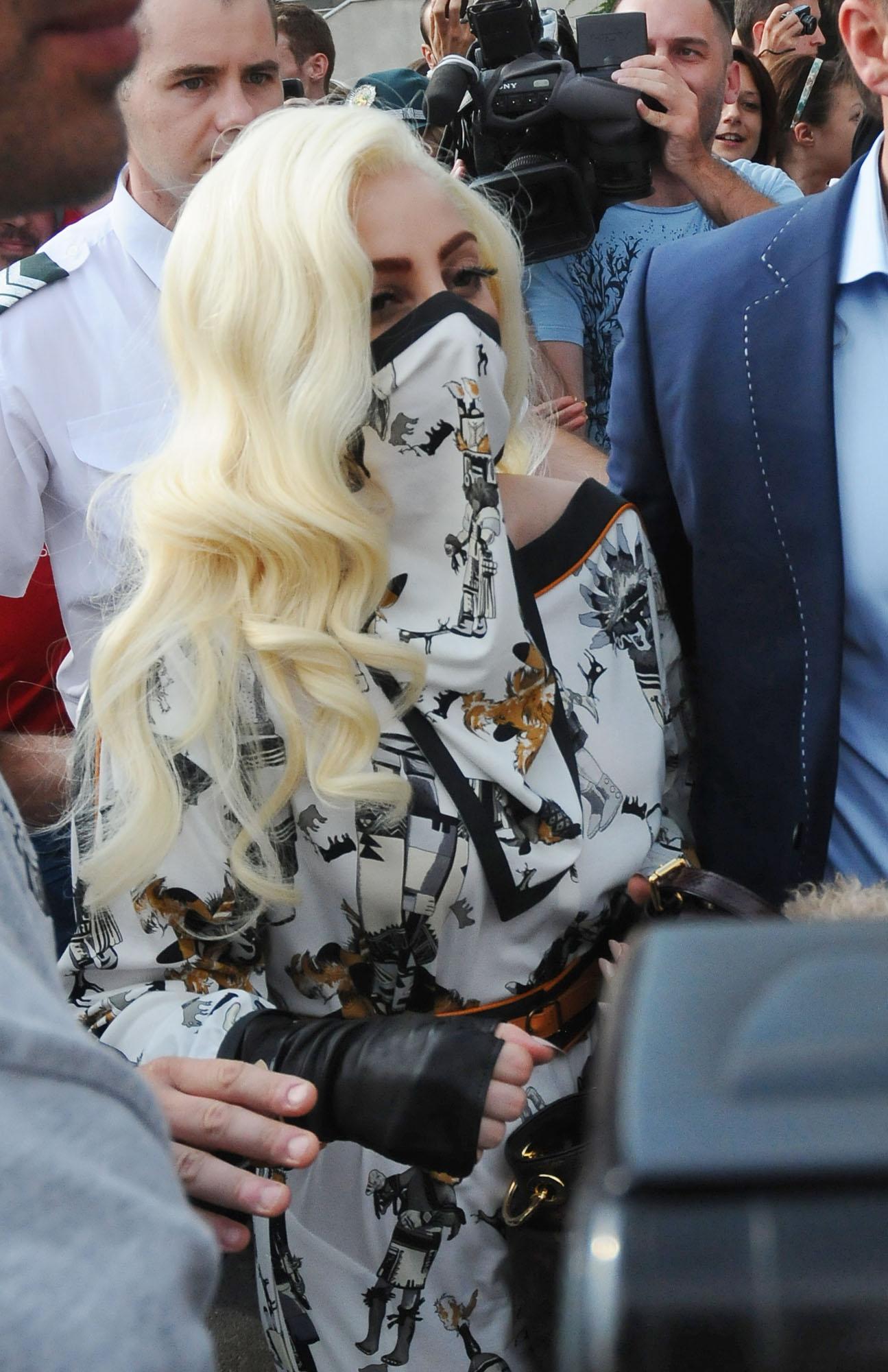 Лейди Гага на летище София