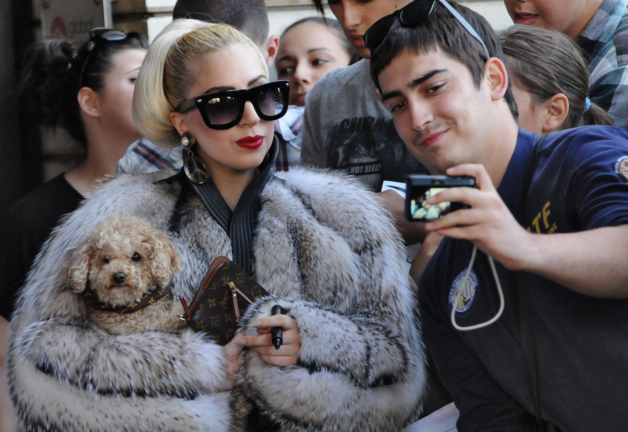 Лейди Гага разходи в София кожено палто през август