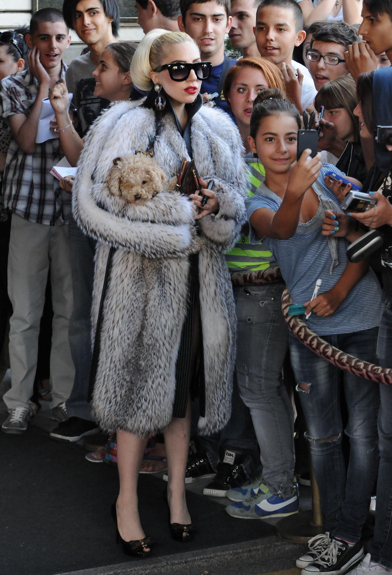 Лейди Гага зарадва феновете си пред хотел Кемпински