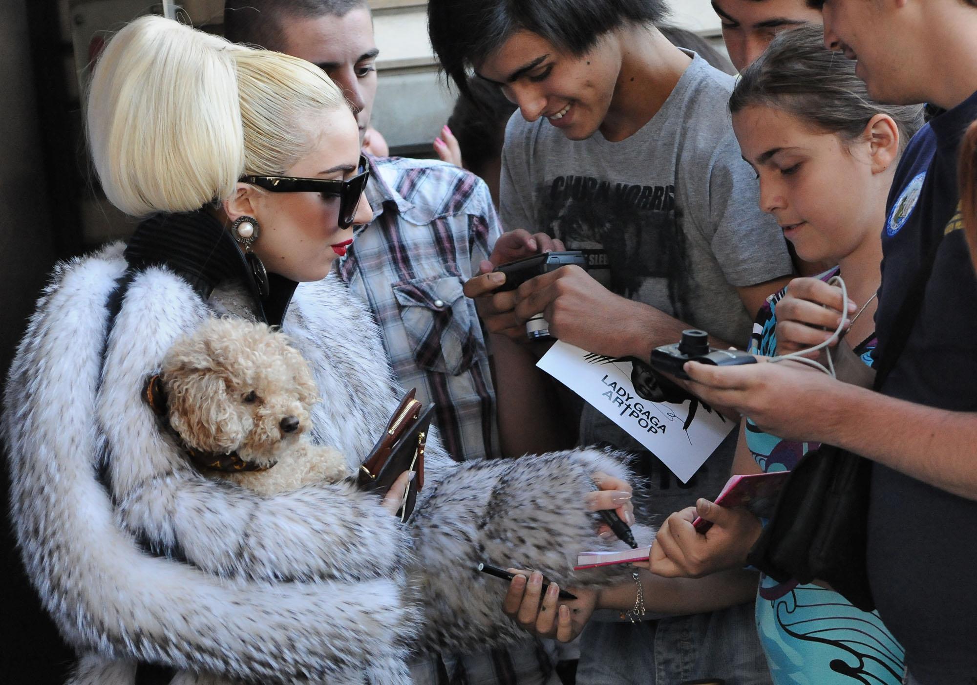 Лейди Гага дава автографи