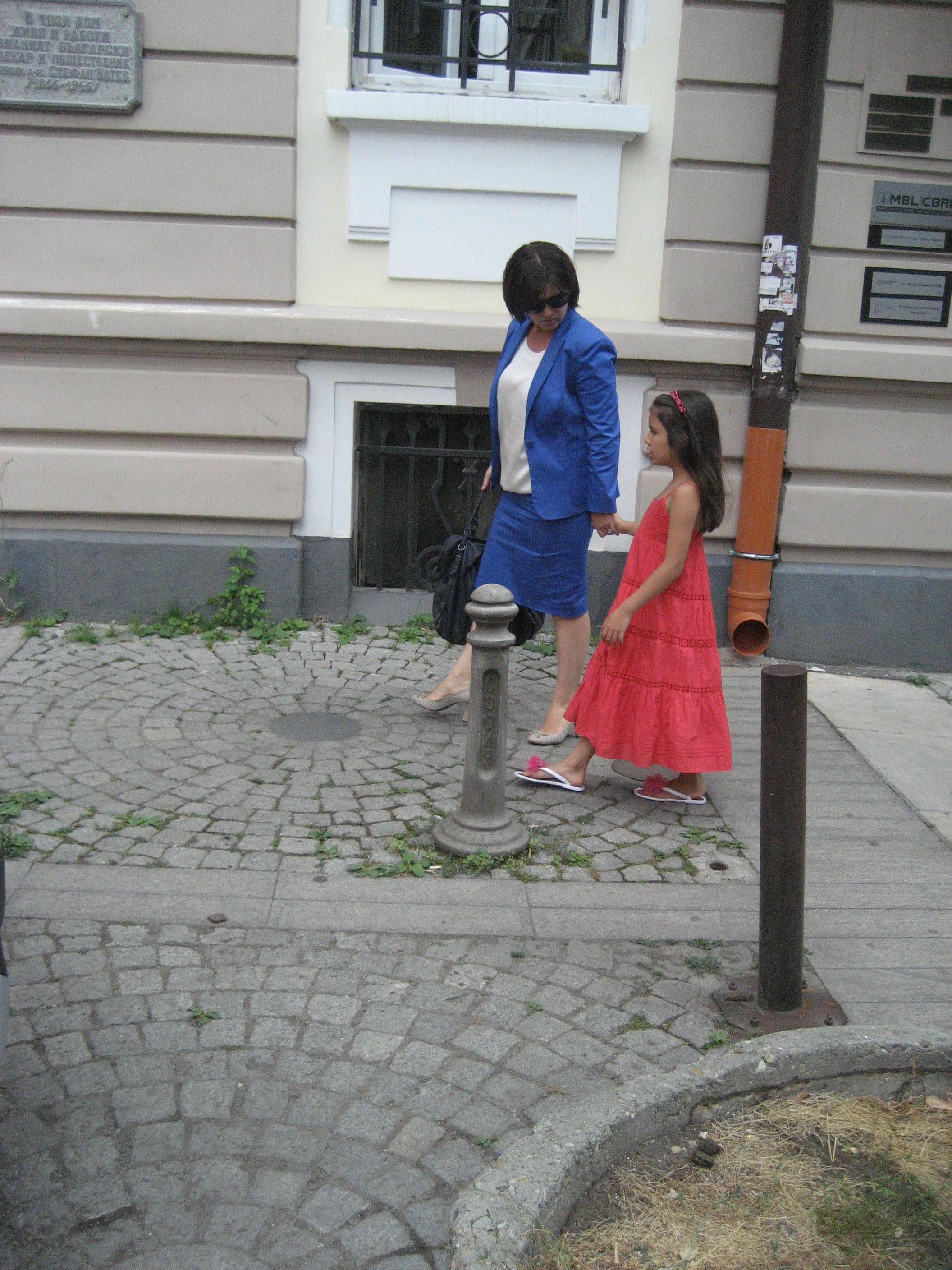 Чаровната Емилия, придружена от майка си Маргарита Ралчева, отива на проби за шаферската рокля