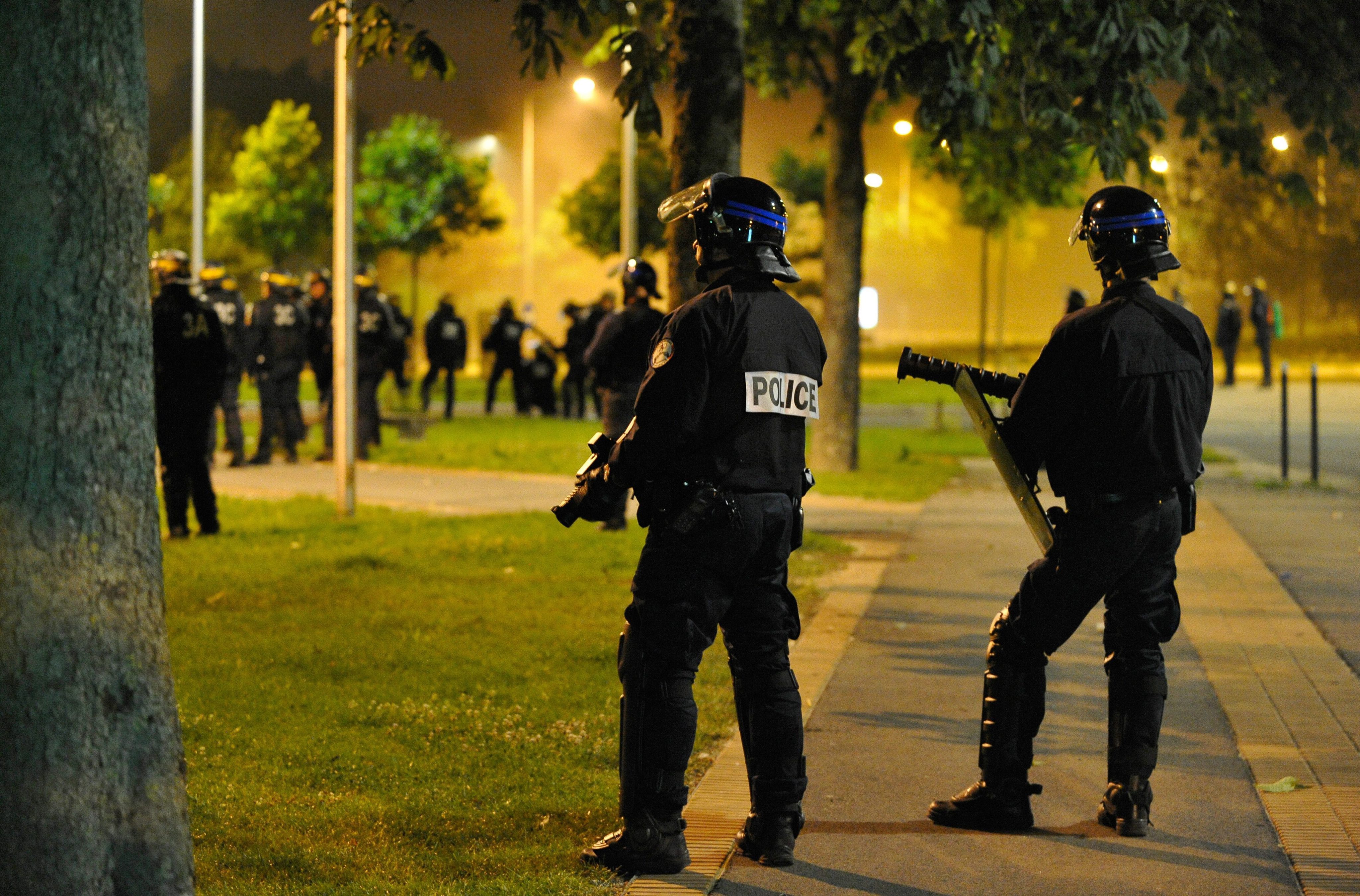 Яростни сблъсъци между младежи и полиция във Франция