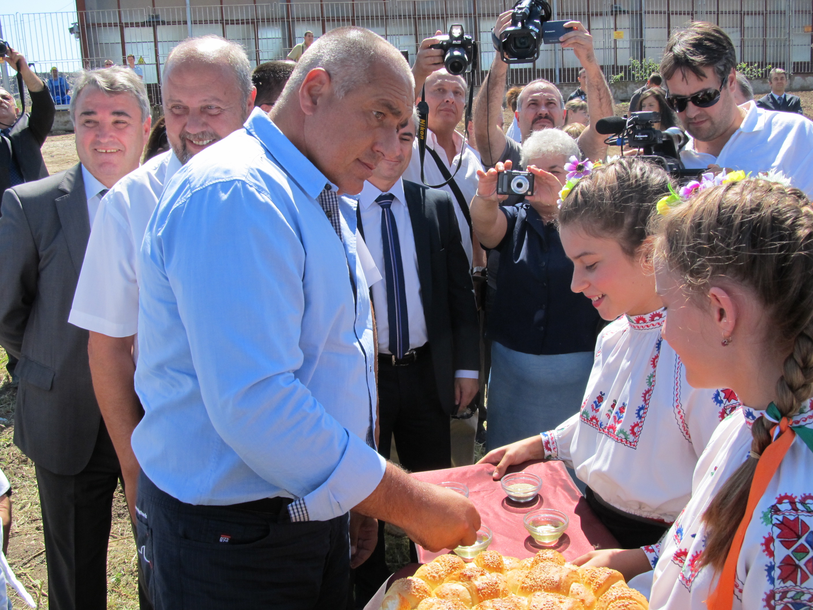Журналист се оплака, че Борисов слага питка в устите на момичета