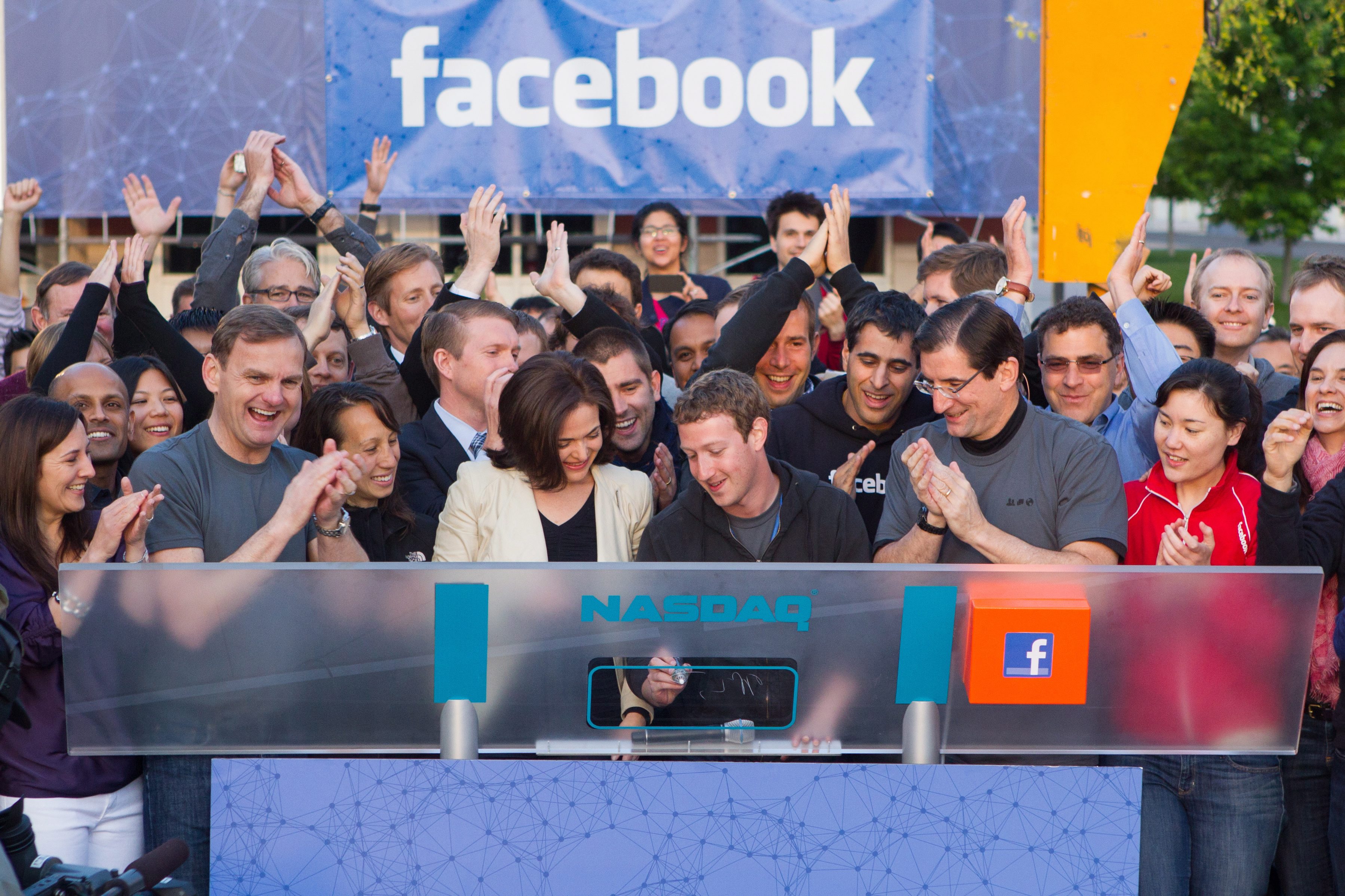 Facebook има над 1 млрд. активни потребители