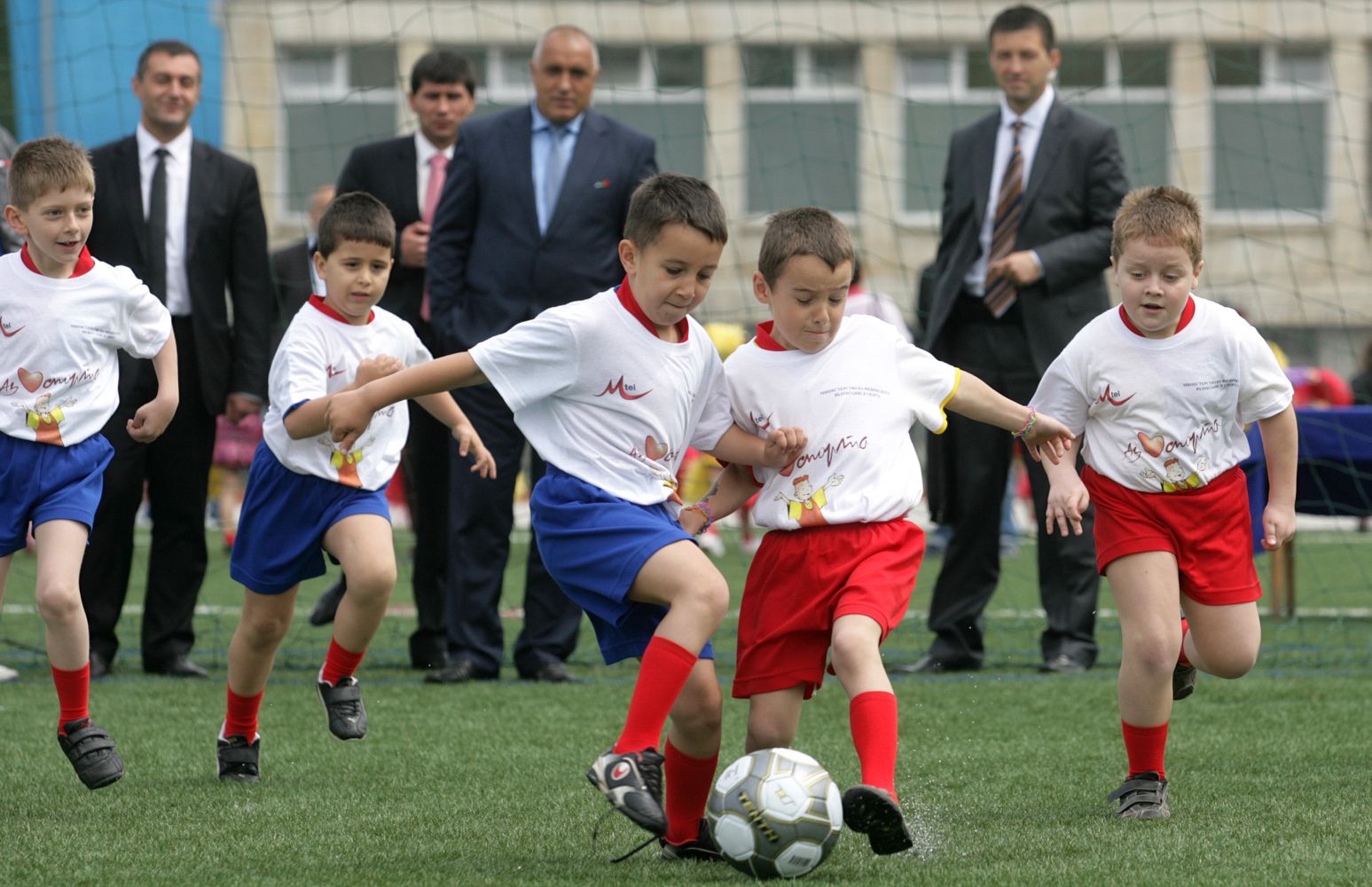 Деца играят футбол