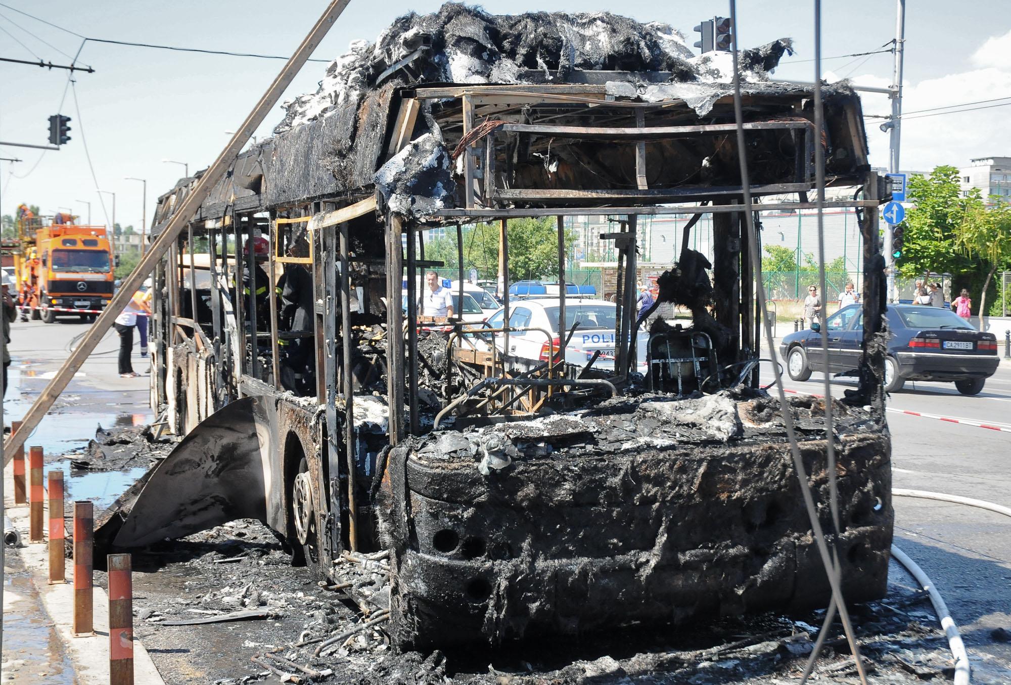 Градски автобус в София изгоря като факла