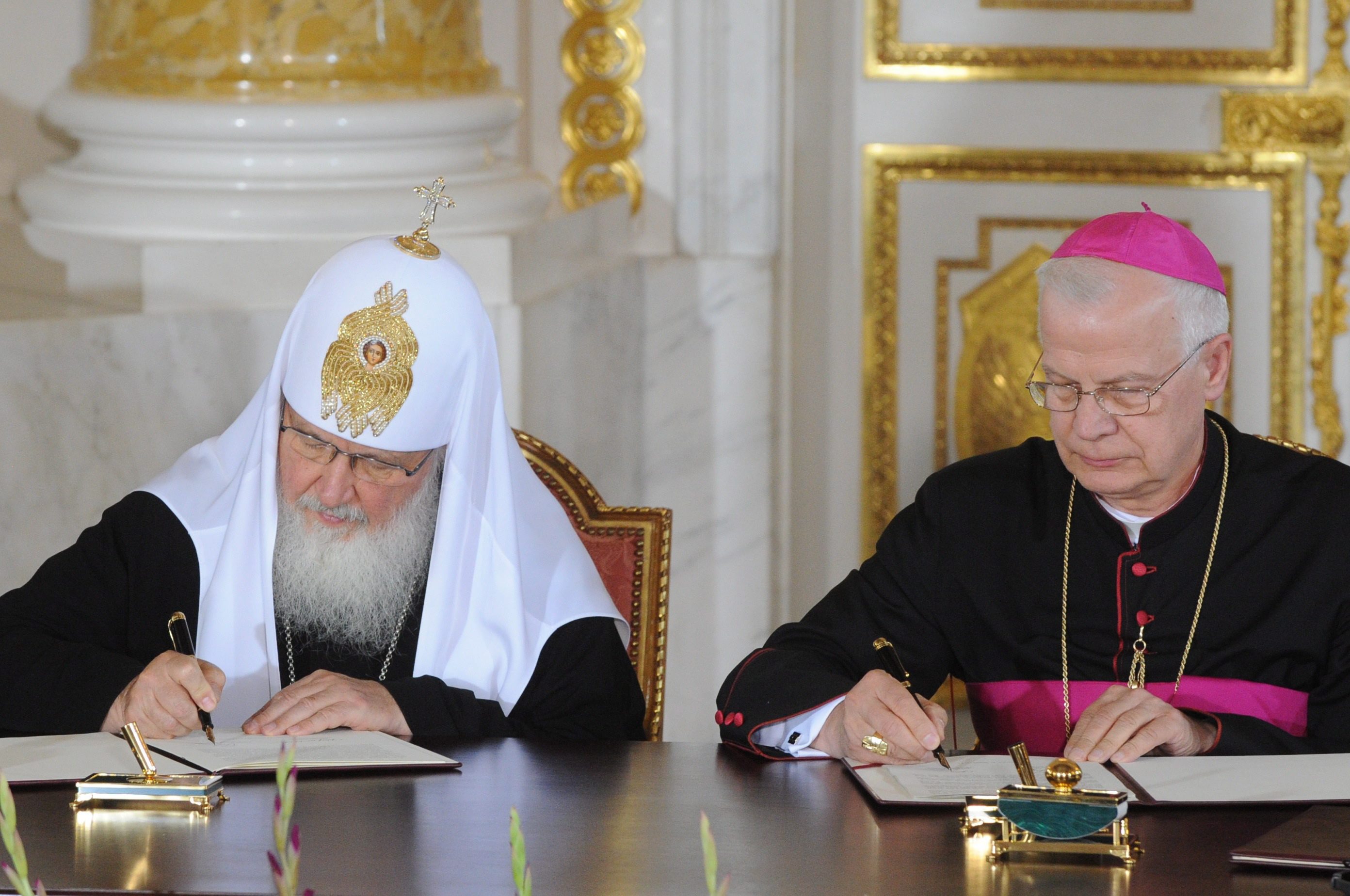 Патриарх Кирил и Юзеф Михали подписват документа