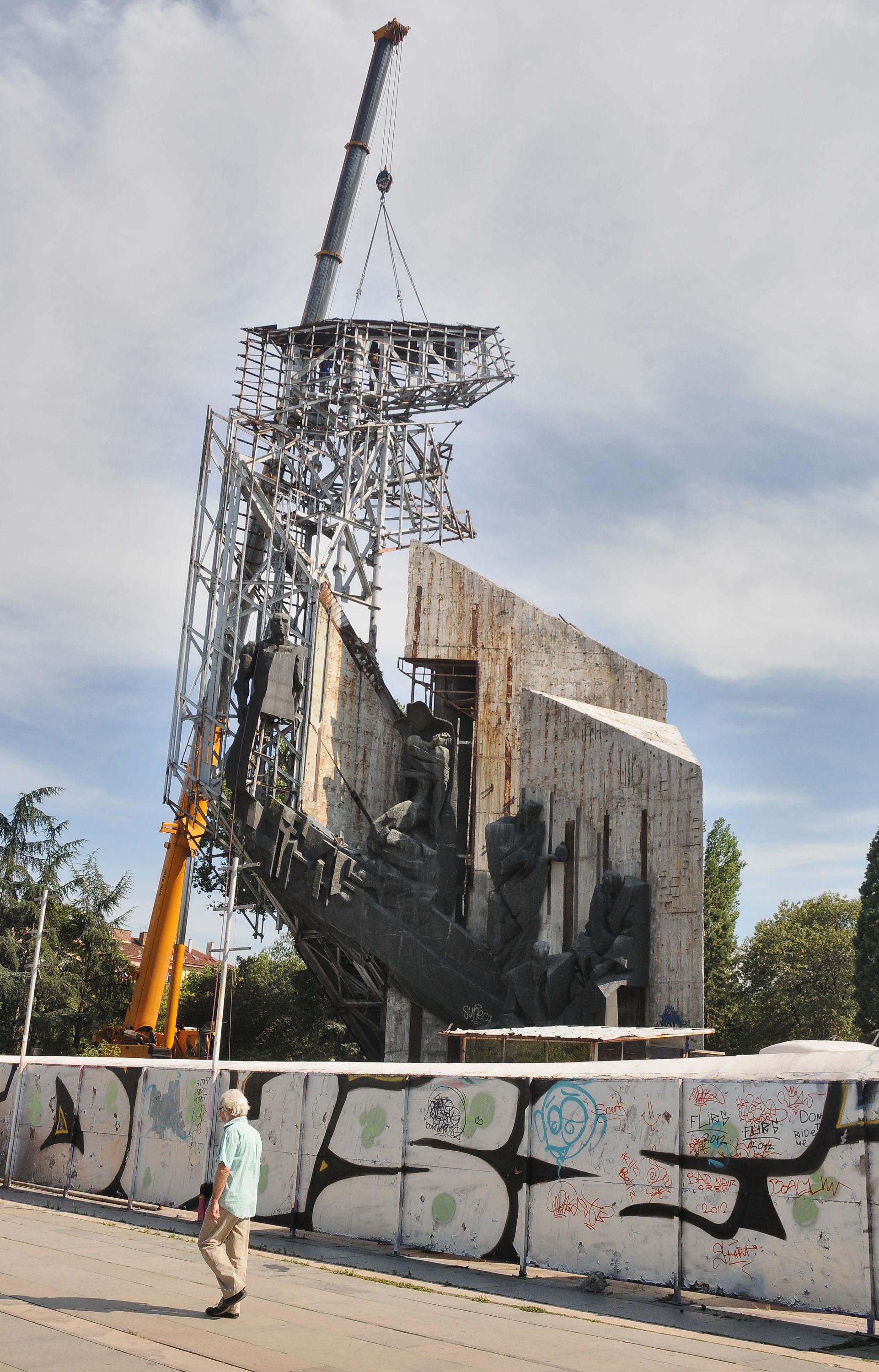 Паметникът пред НДК от години се руши и неведнъж се вземаха мерки за обезопасяването му