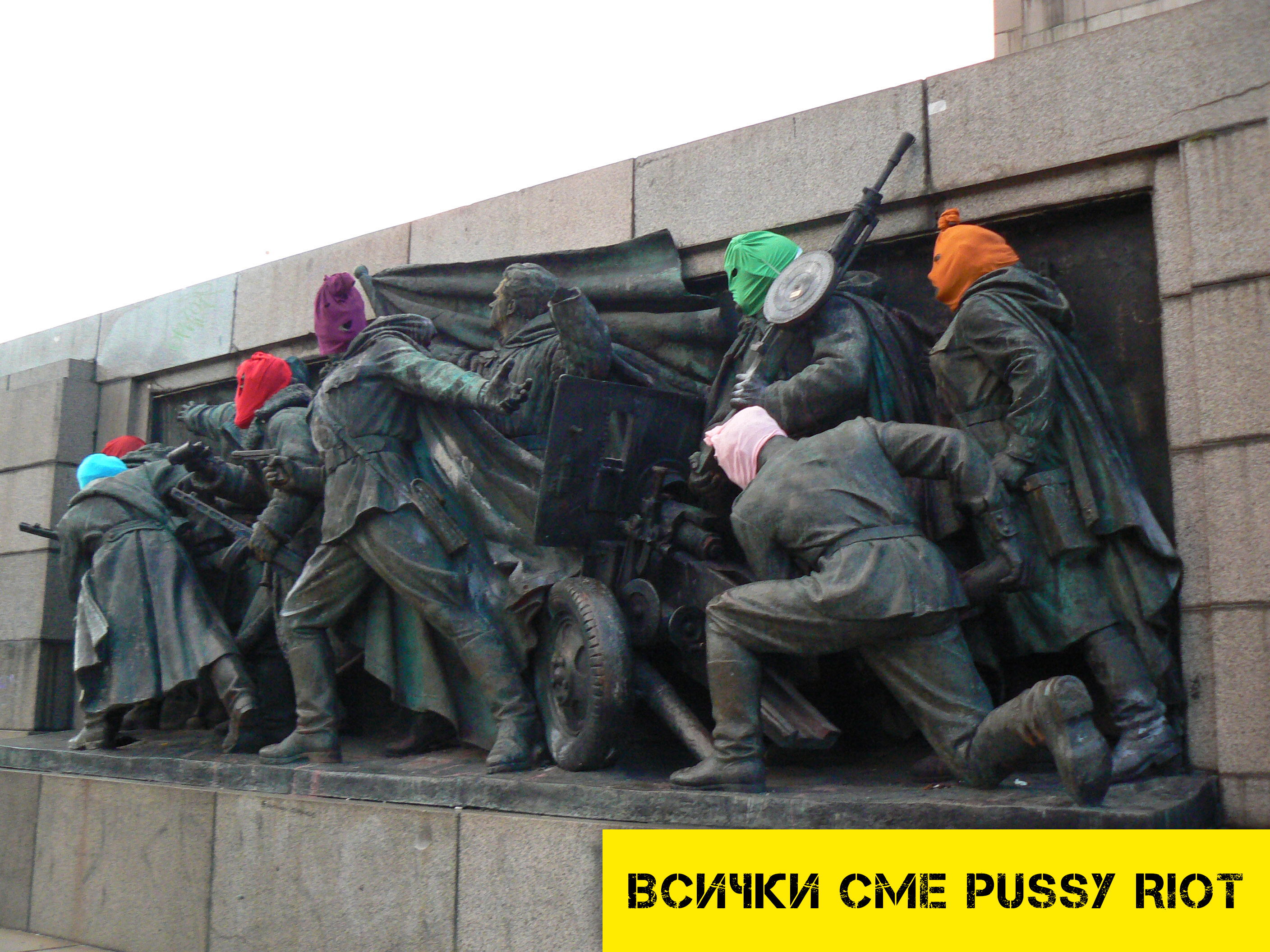 Качулки на съветските войници от паметника в подкрепа на ”Пуси райът”