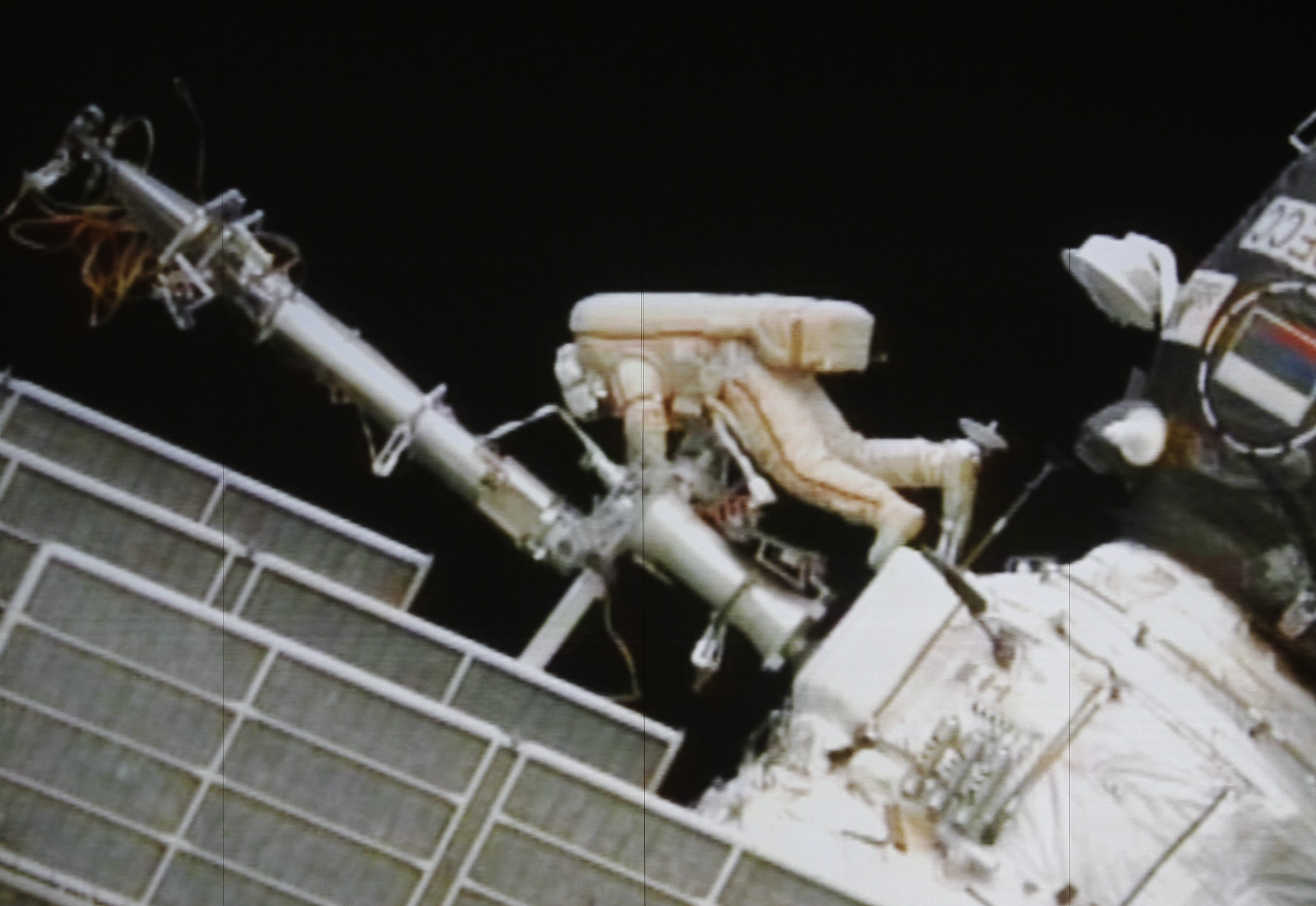 Космонавтът Генадий Падалка инсталира метеоритен щит на МКС