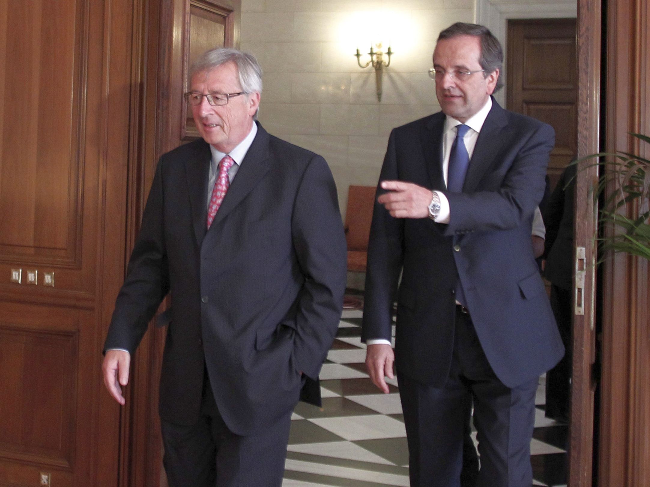 Председателят на Еврогрупата Жан-Клод Юнкер разговаря с гръцкия премиер Андонис Самарас