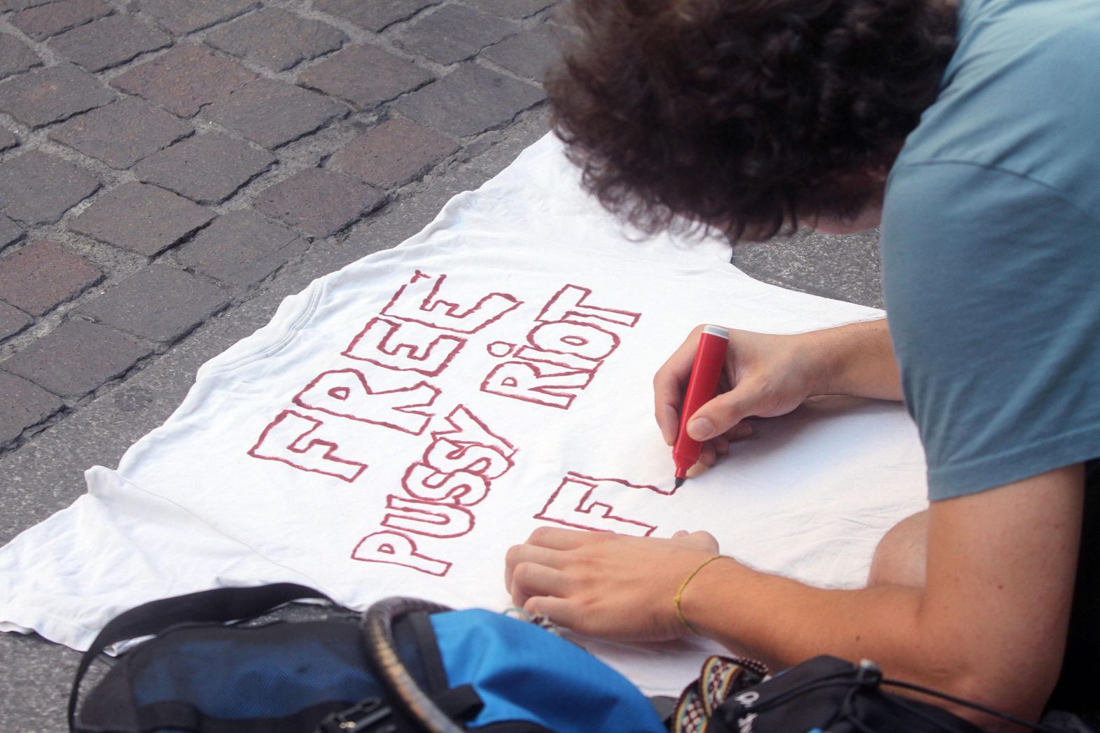 В интернет вече се продават тениски с надпис ”Free Pussy Riot”
