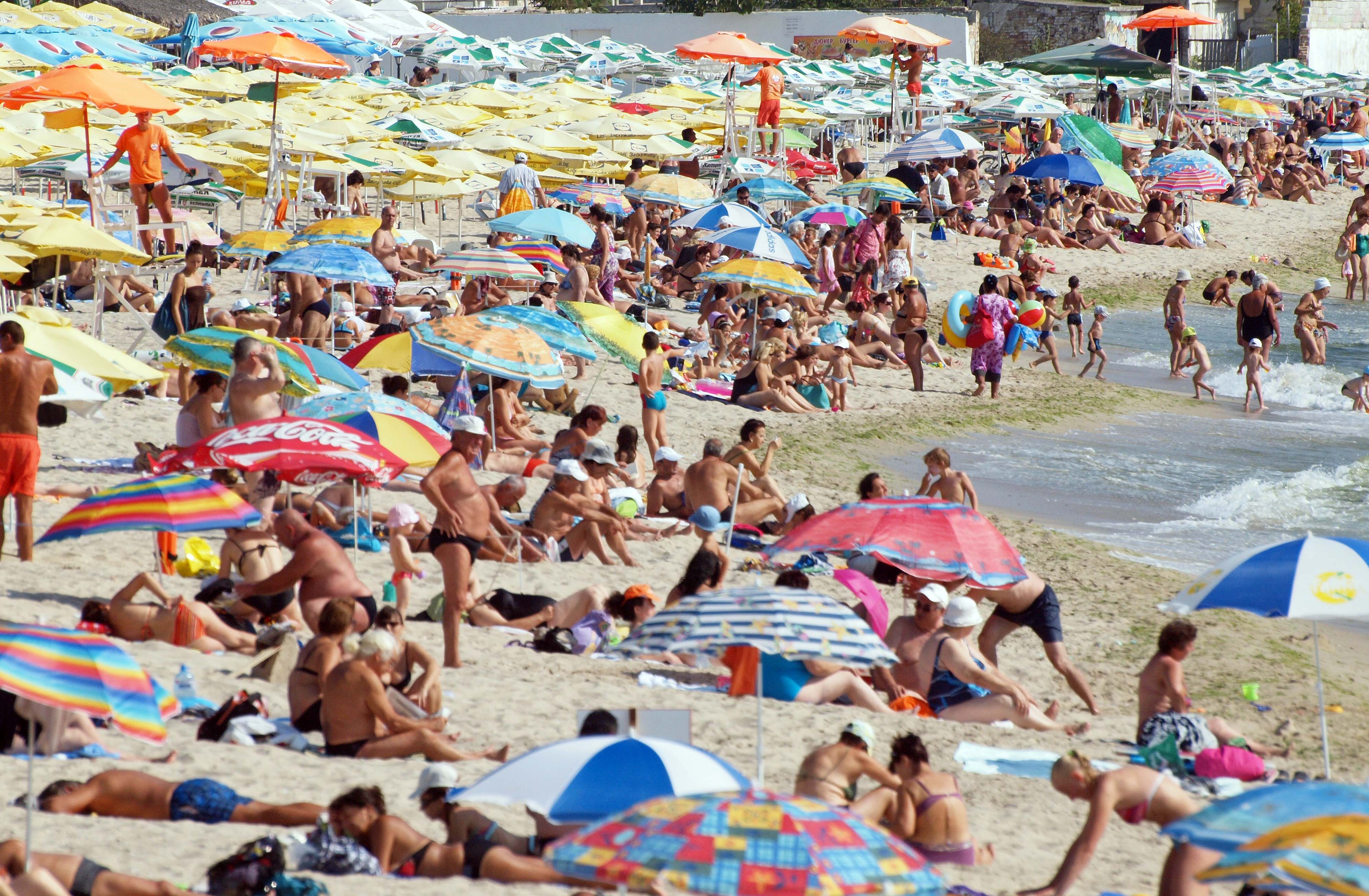 Остава слънчево и с летни температури