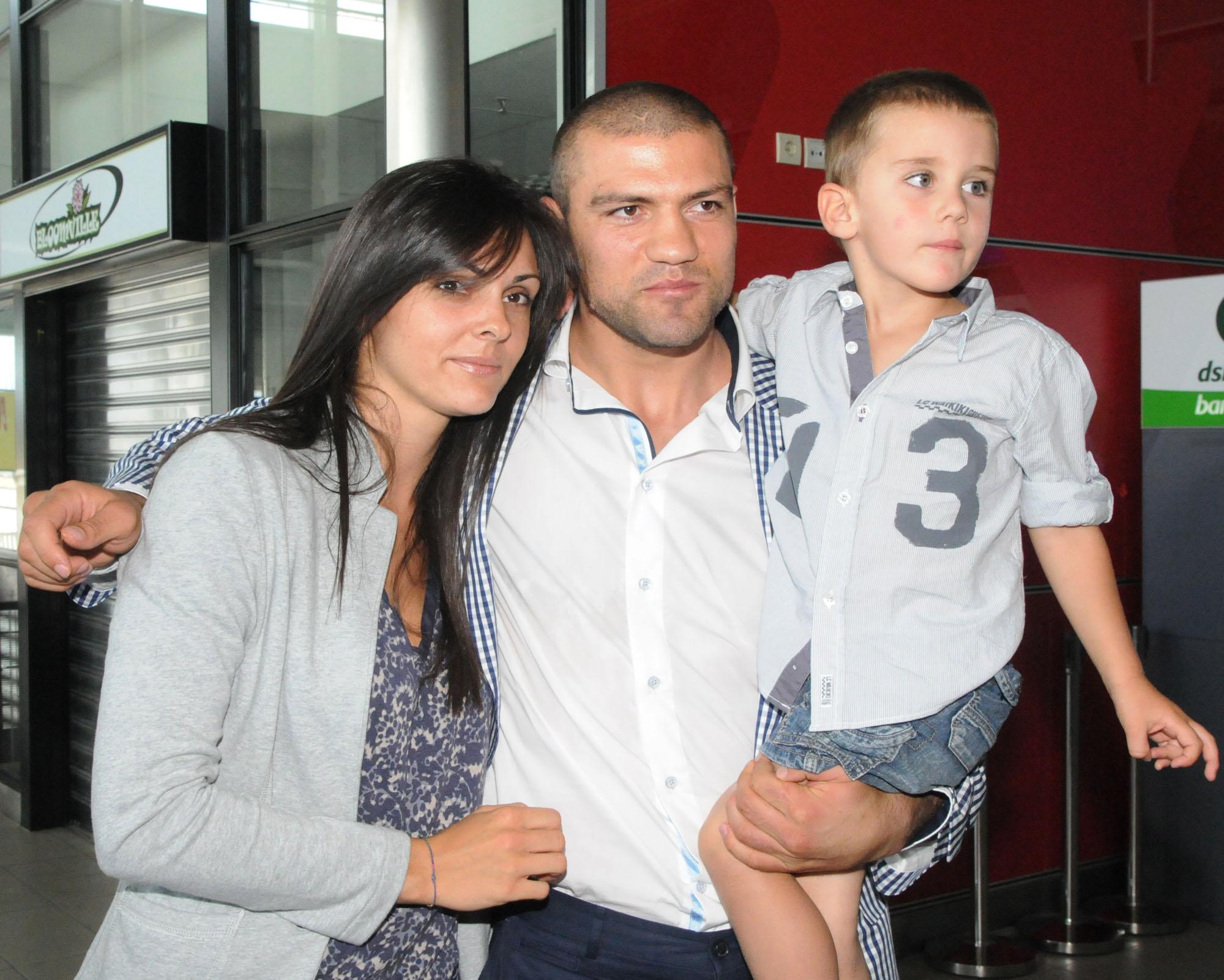 Тервел Пулев с приятелката си Диана и сина си Калоян