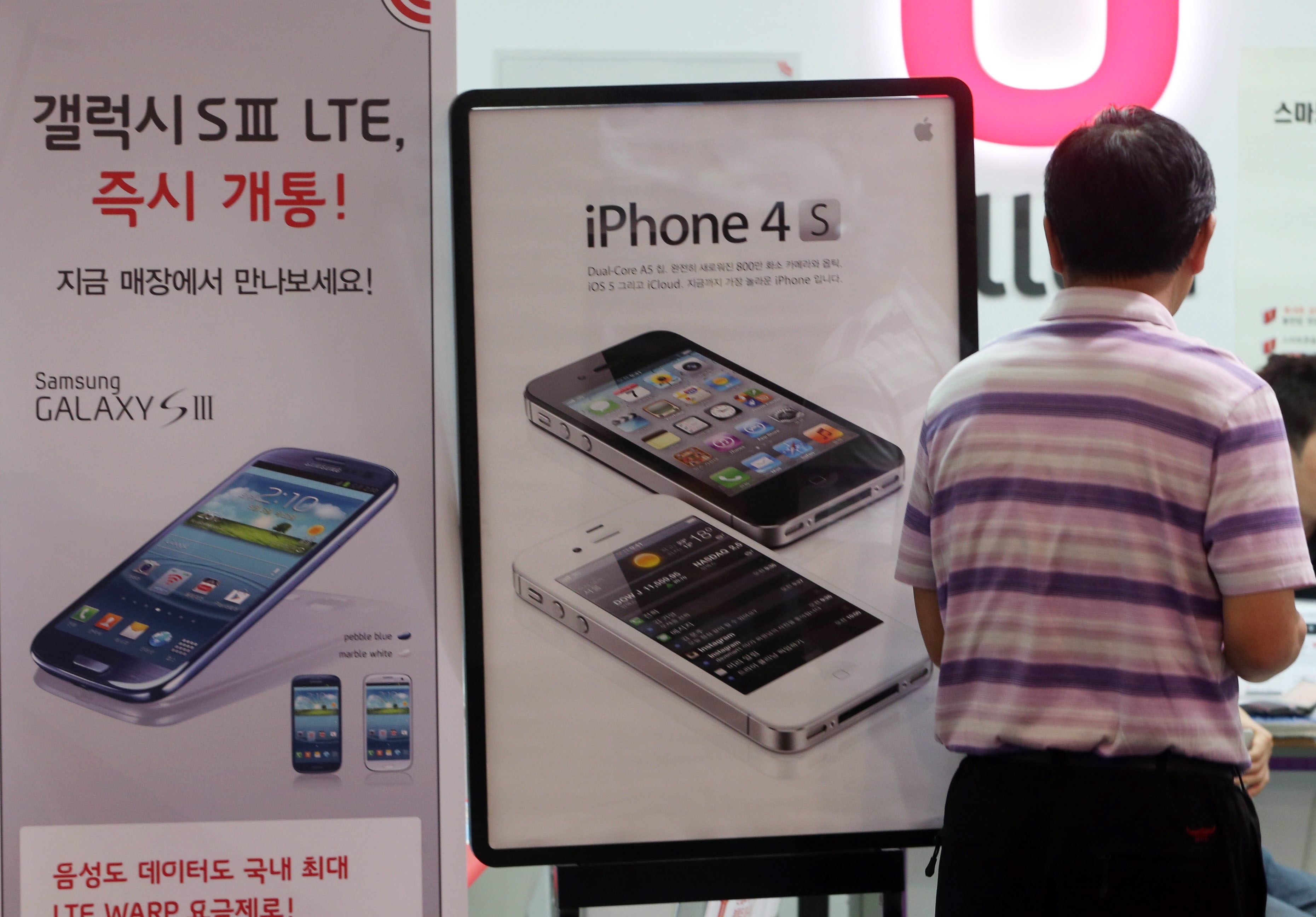 Samsung променя смартфони заради Apple