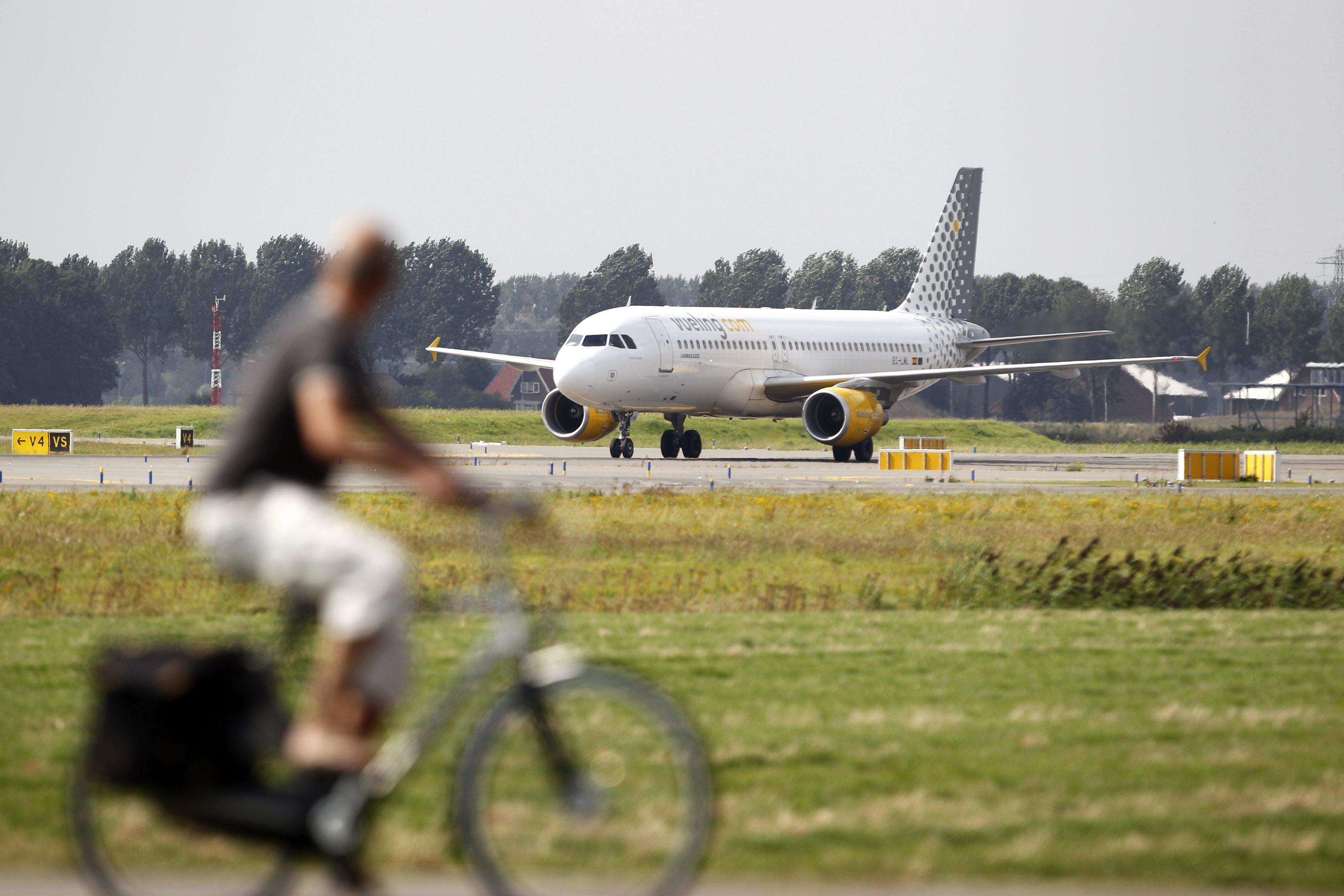 ”Отвлечен” самолет предизвика паника на летището в Амстердам