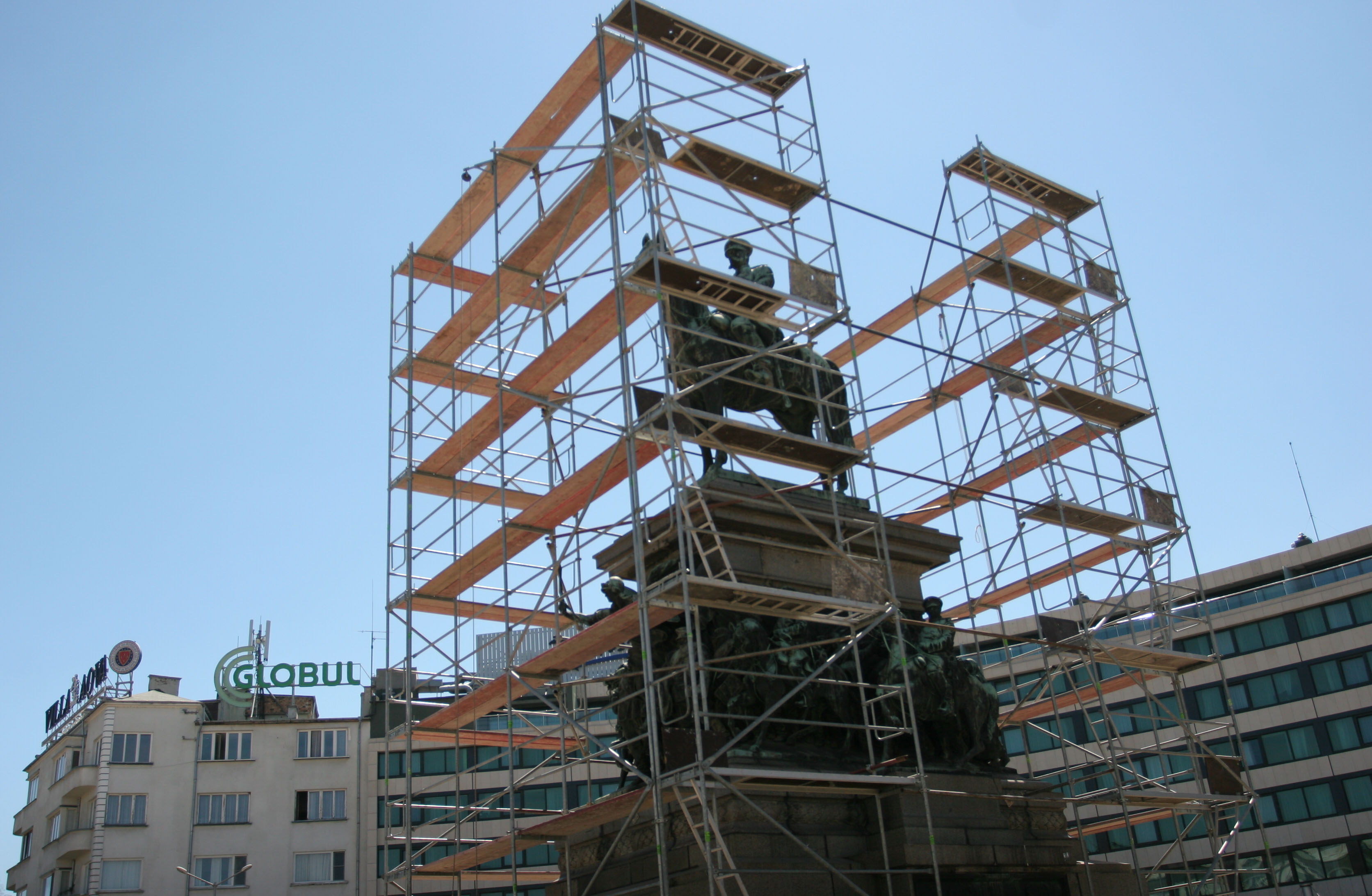 Обградиха паметника на Цар Освободител в София със скеле, за да бъде реставриран