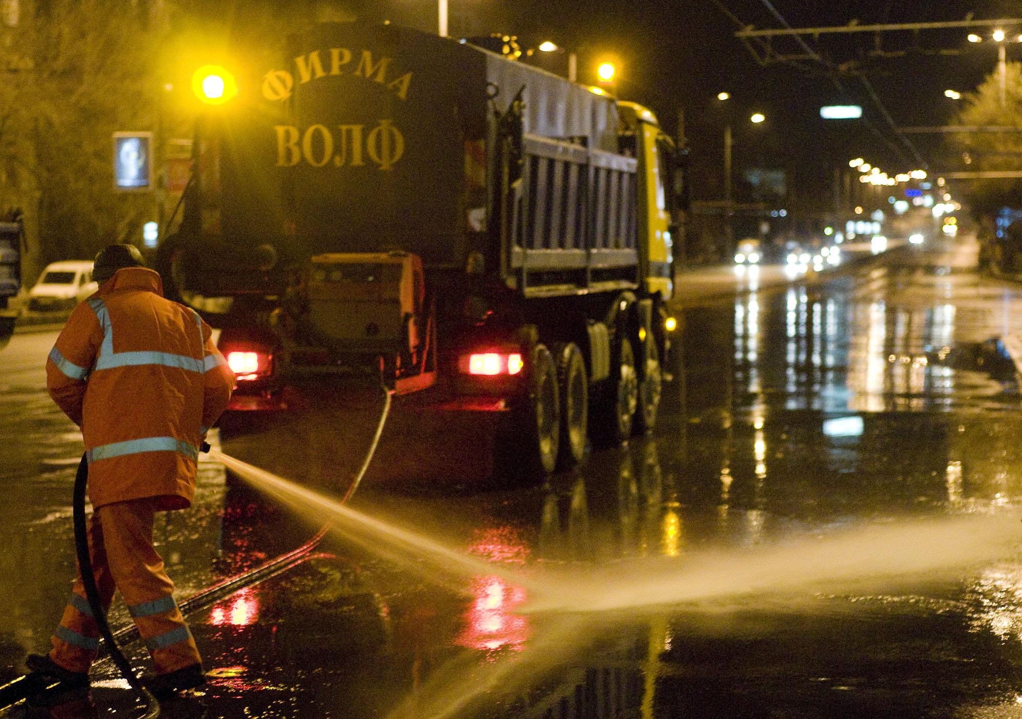 Чистят улиците в София от кал и отпадъци