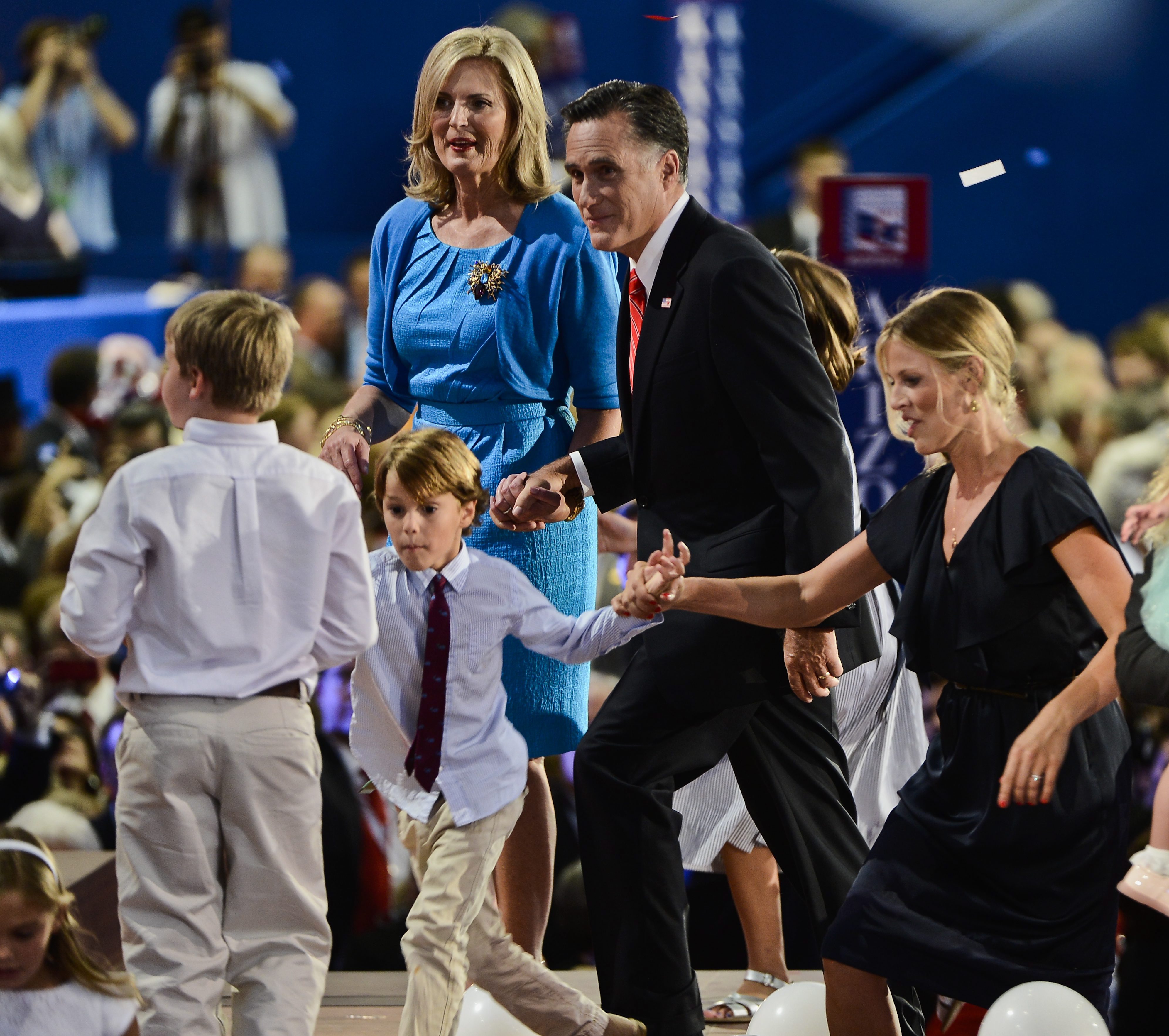 Ромни представи и многобройното си семейство пред конгреса