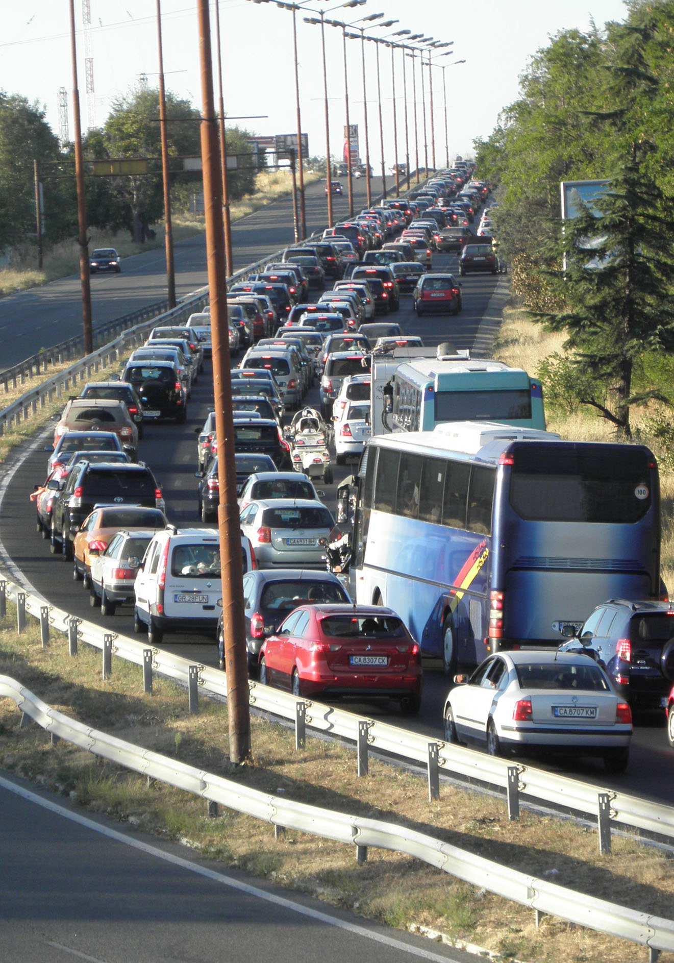 Засилен е трафикът към София и големите градове