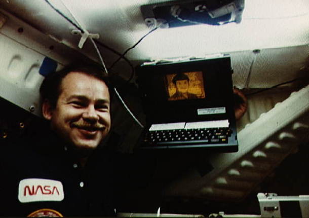 Астронавтът Джон Крайтън с лаптопа Grid Compass на борда на совалката ”Дискавъри”