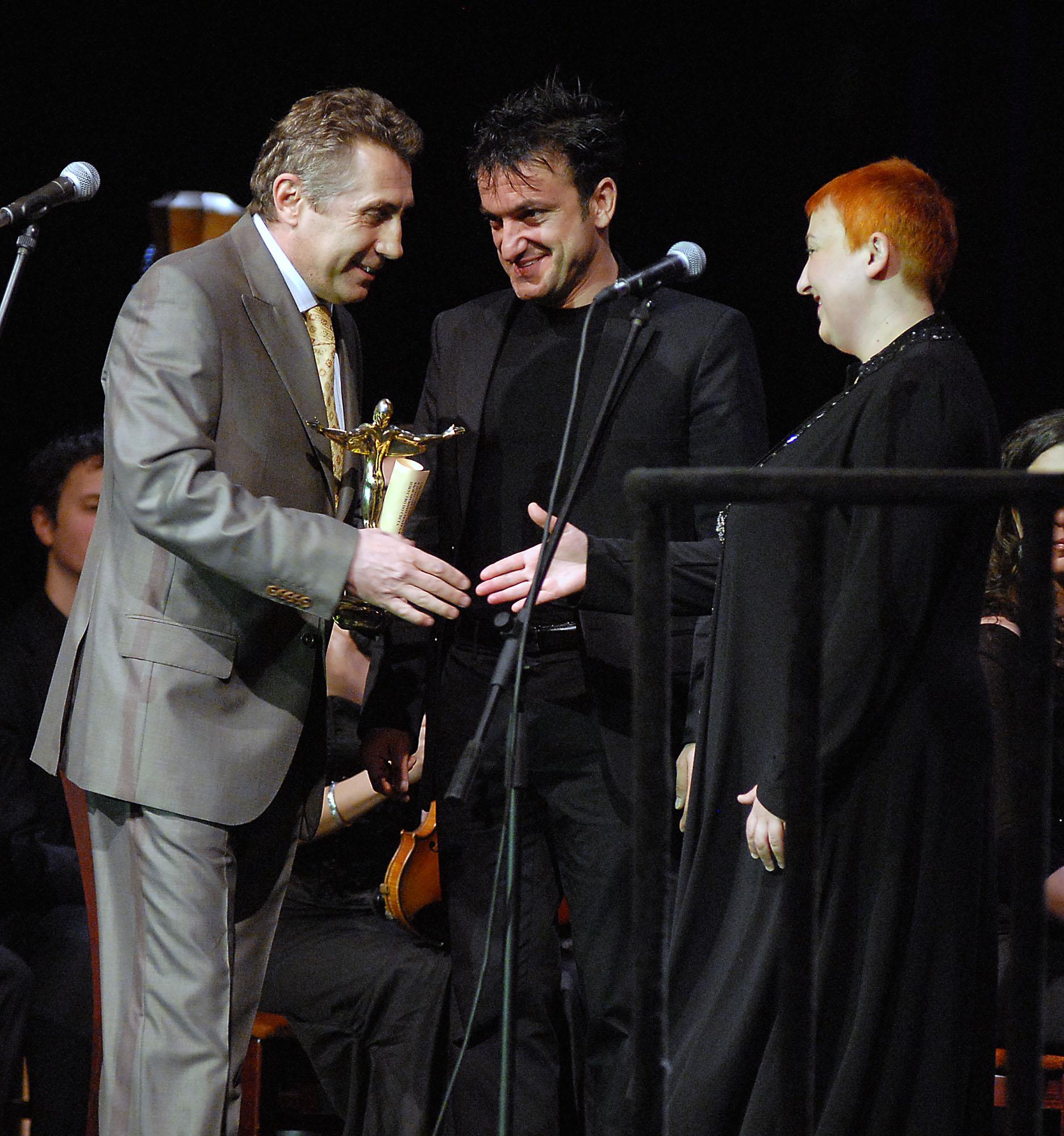 Васил Василев-Зуека и Нина Димитрова получават ”Икар” за принос в популяризирането на българското театрално изкуство - 2007 г.