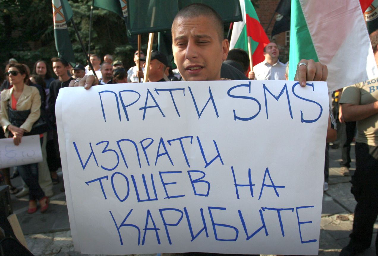 Около 100 души се събраха на протеста. Те се обявиха срещу председателя на транспортната комисия - Радослав Тошев от ГЕРБ