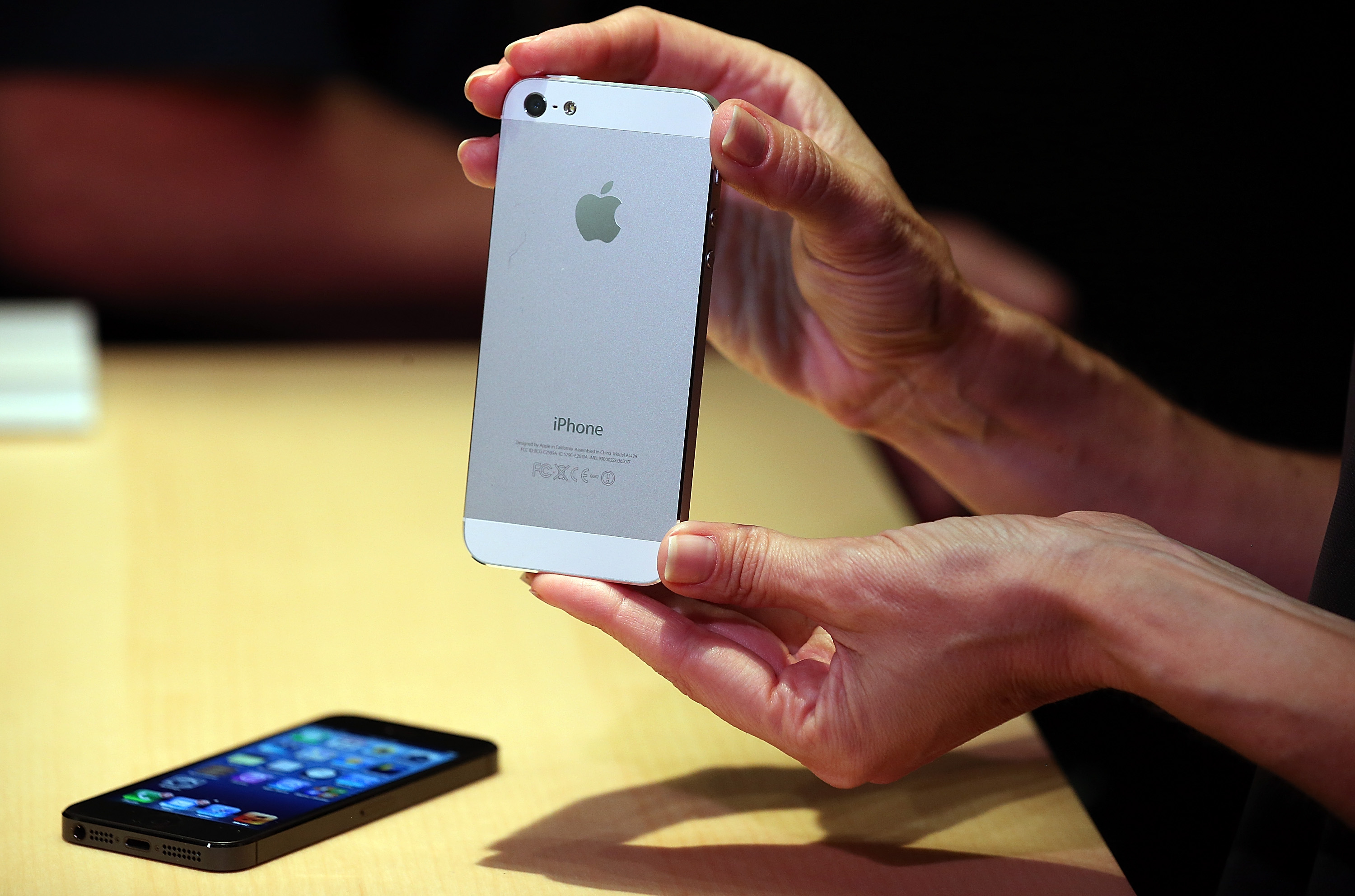 Apple промени конектора в iPhone 5, за да постигне по-тънък профил