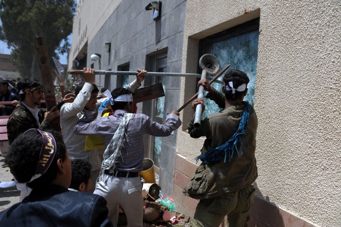 Разгневени протестиращи разбиват прозорец на посолството на САЩ в Йемен
