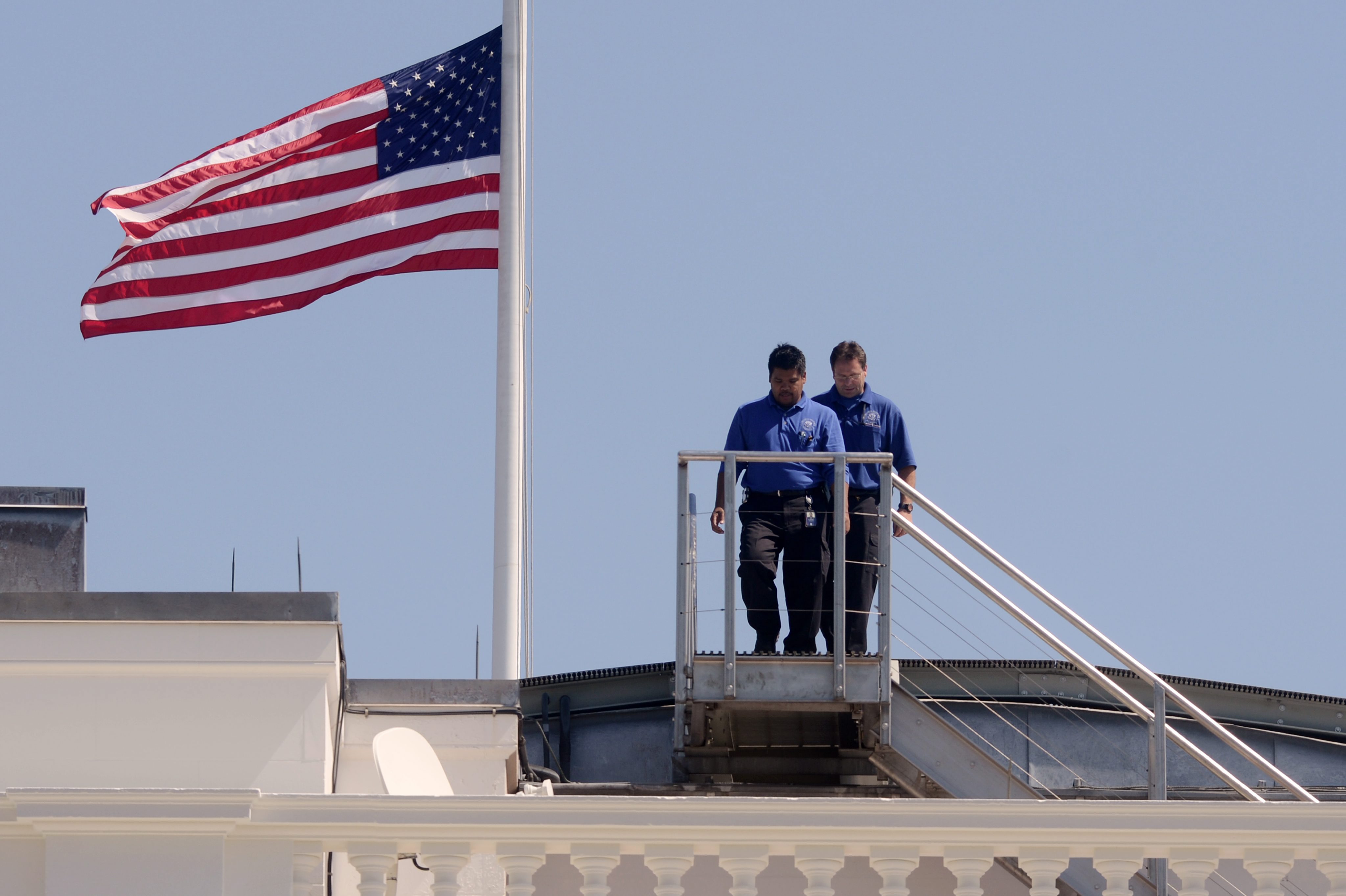 Американското знаме над Белия дом бе свалено наполовина след смъртоносната атака срещу посолството на САЩ в Либия