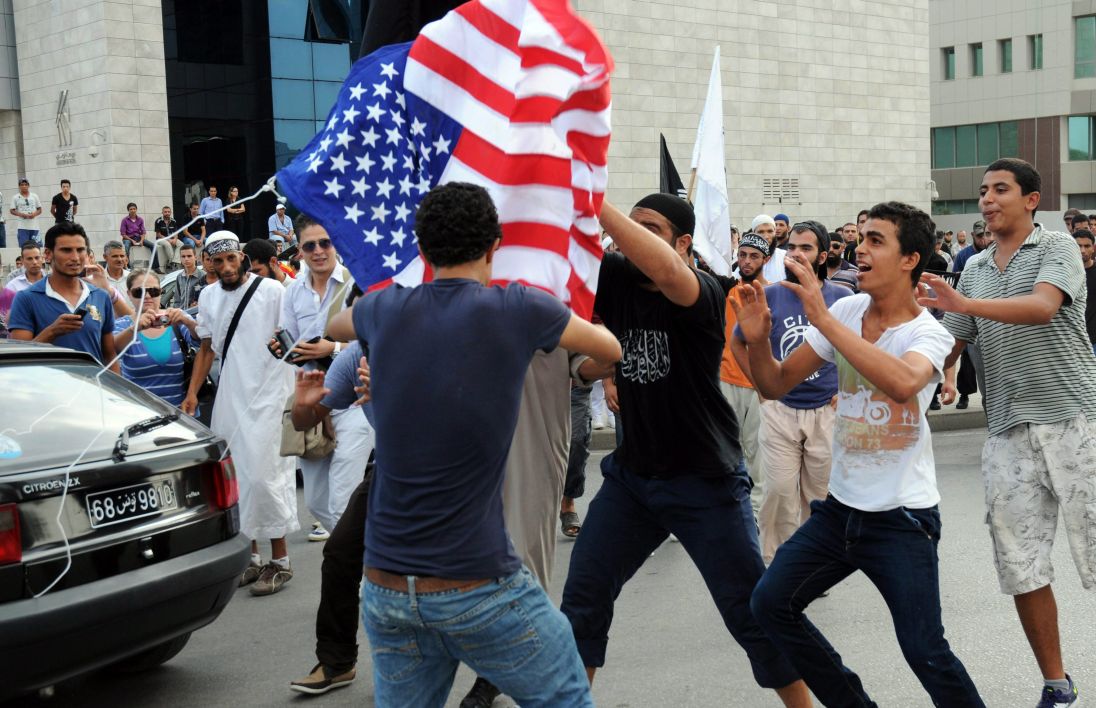 В Тунис и други арабски страни се провеждат ожесточени протести срещу посолствата на САЩ