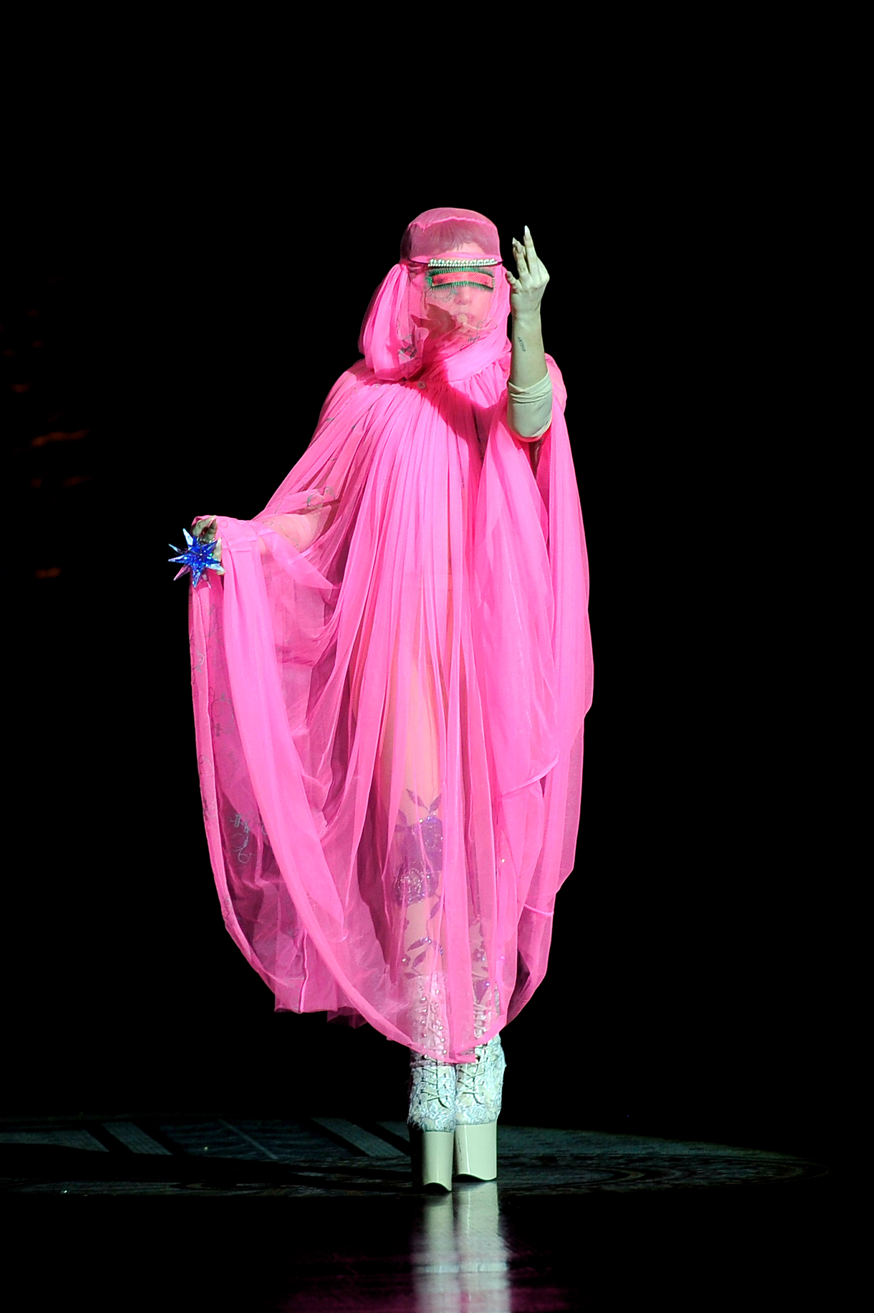 Лейди Гага на ревю на Филип Трейси