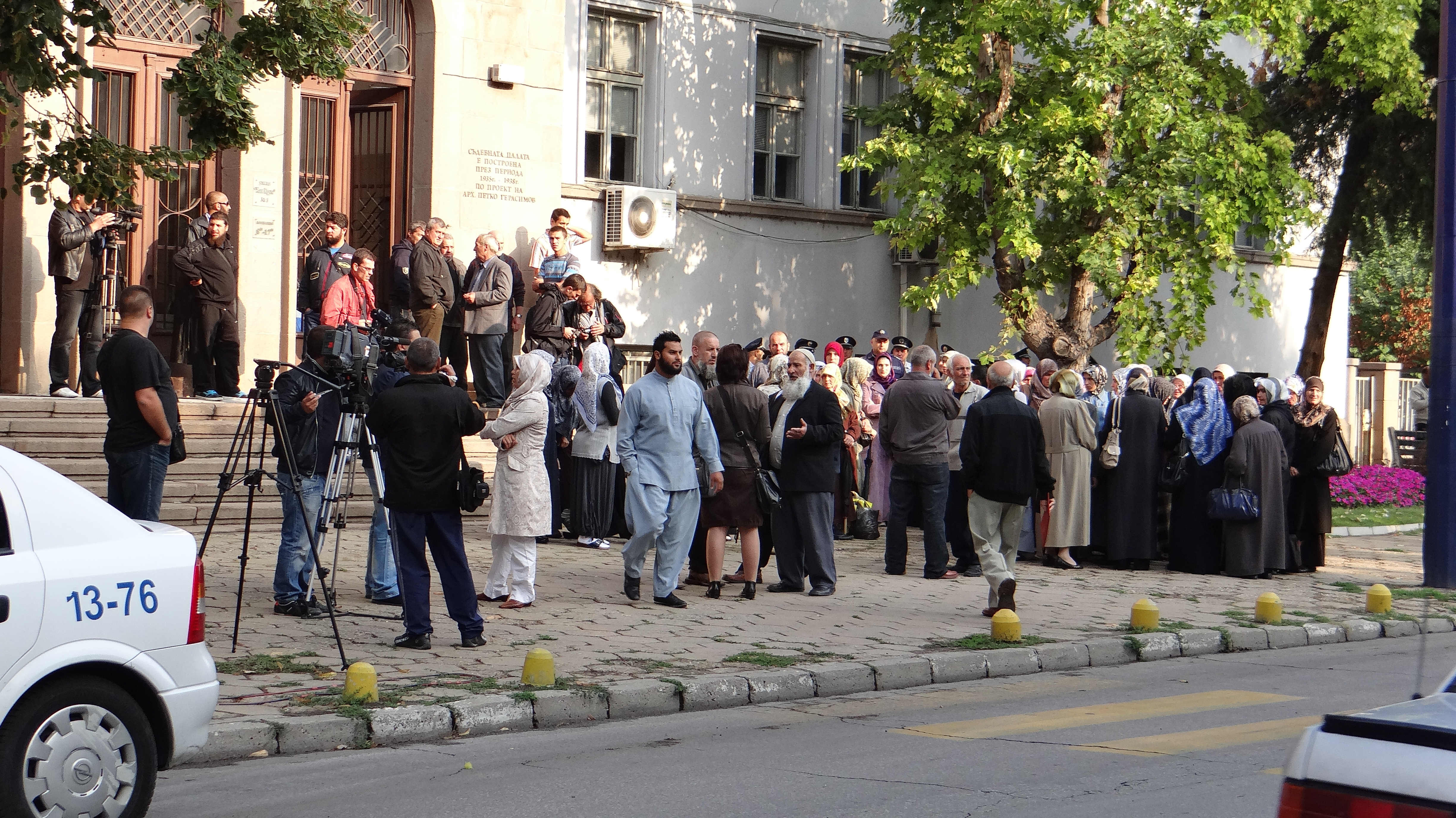Стотици мюсюлмани окупираха сградата на Окръжния съд в Пазарджик, където се води делото за радикален ислям