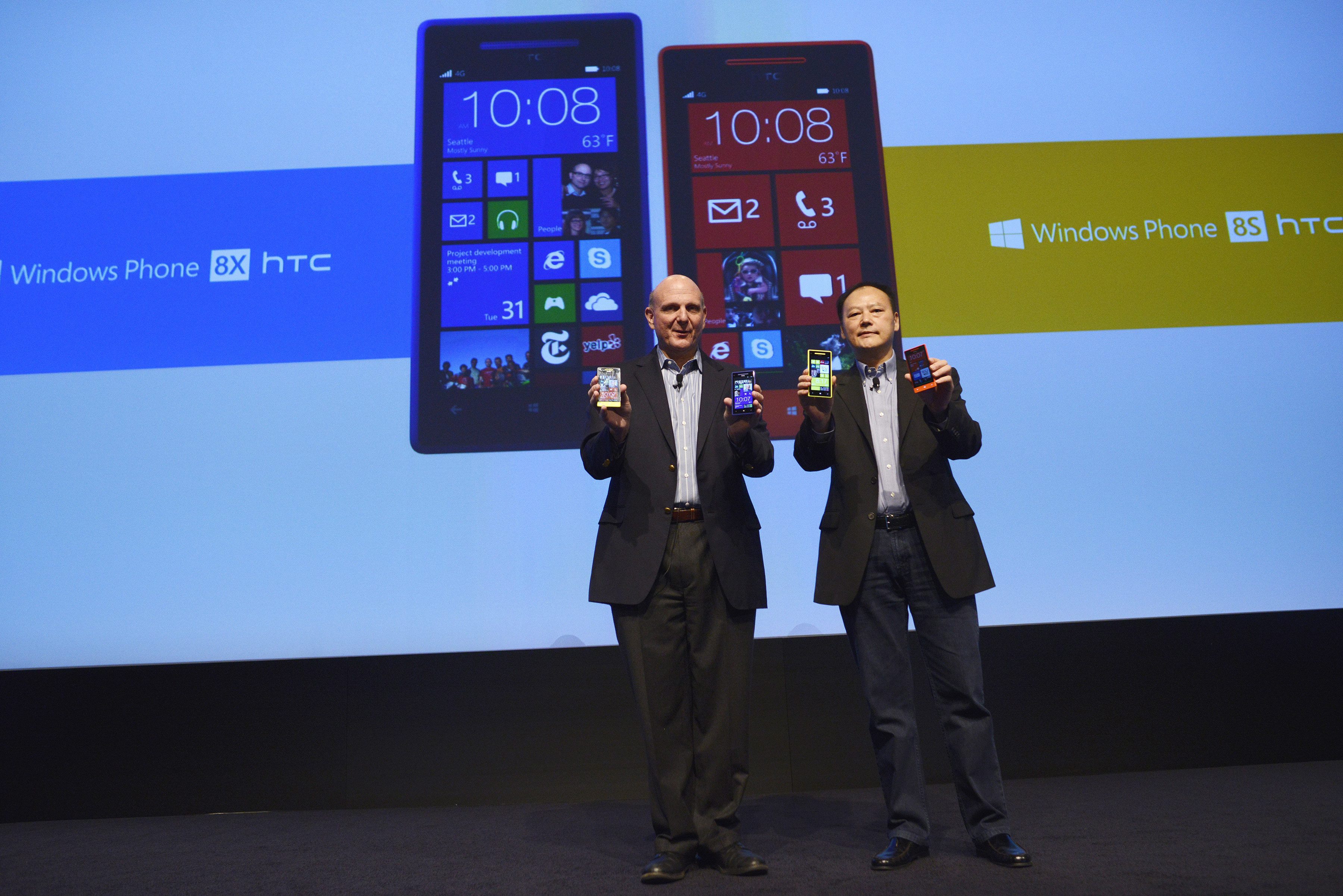 Стив Балмър (CEO Microsoft) и Питър Чоу (CEO HTC) представят новите смартфони Windows Phone 8X и 8S