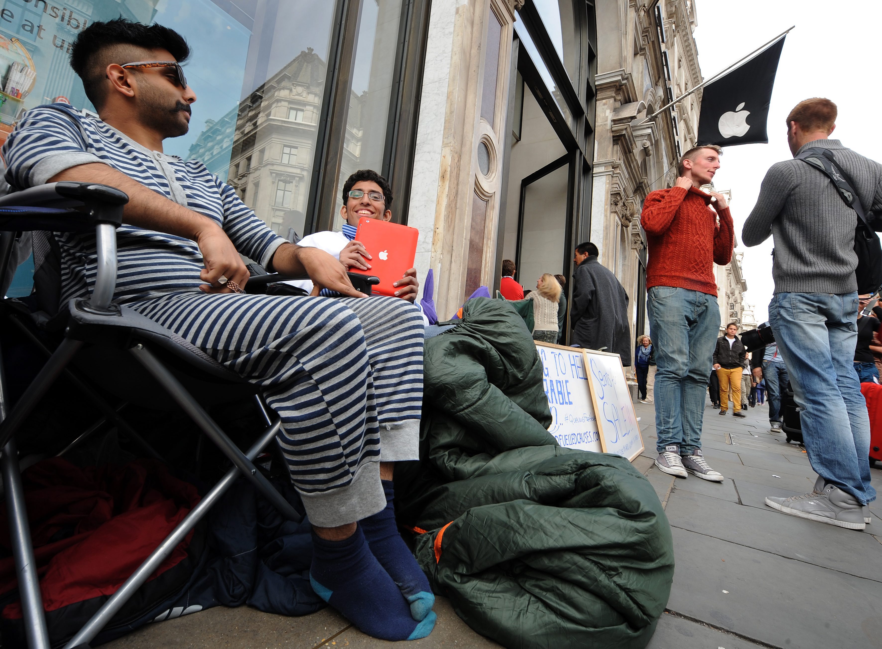 В очакване на iPhone 5 - опашка пред магазин на Apple в Лондон