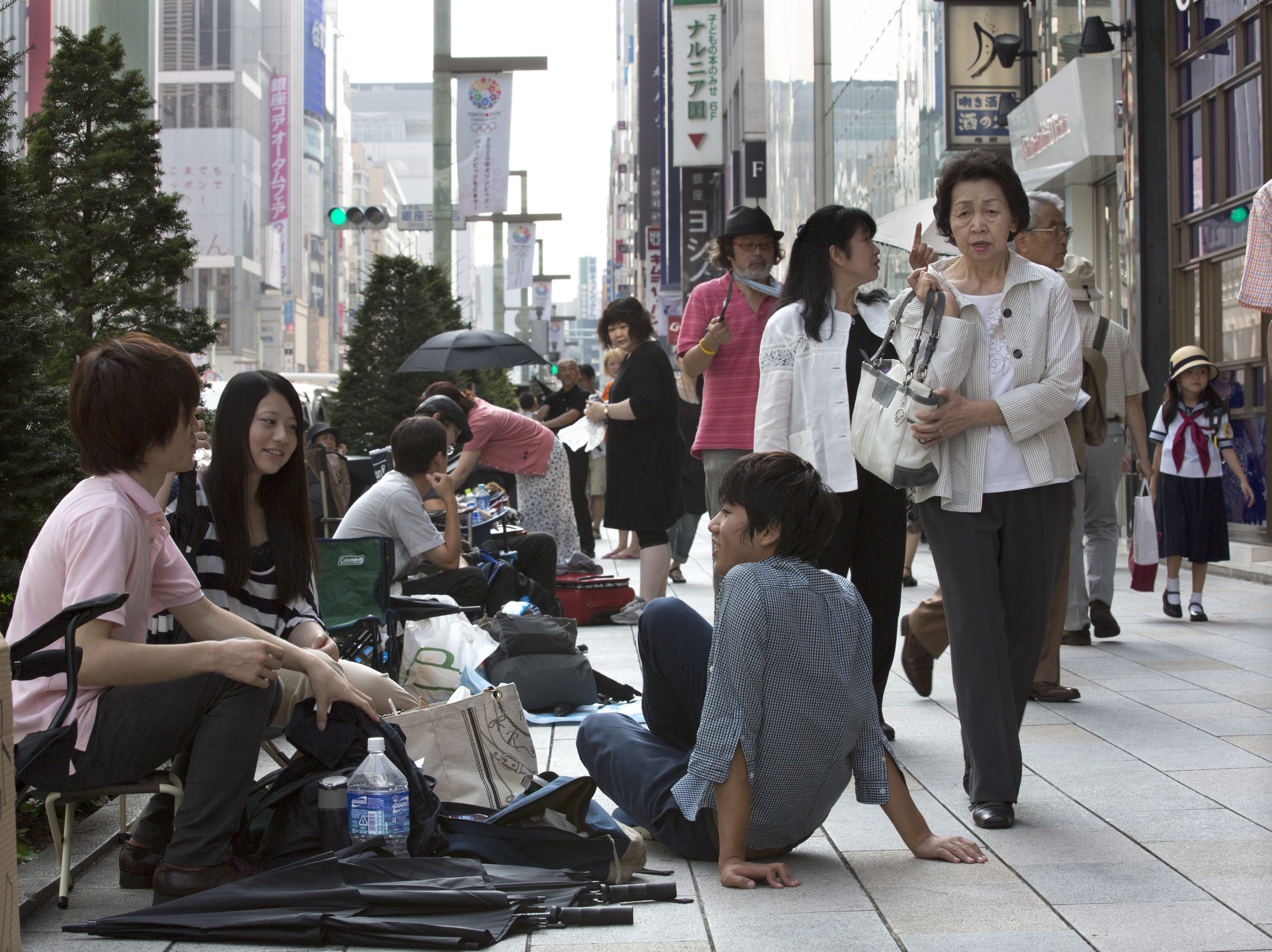 В очакване на iPhone 5 - опашка пред магазин на Apple в Япония