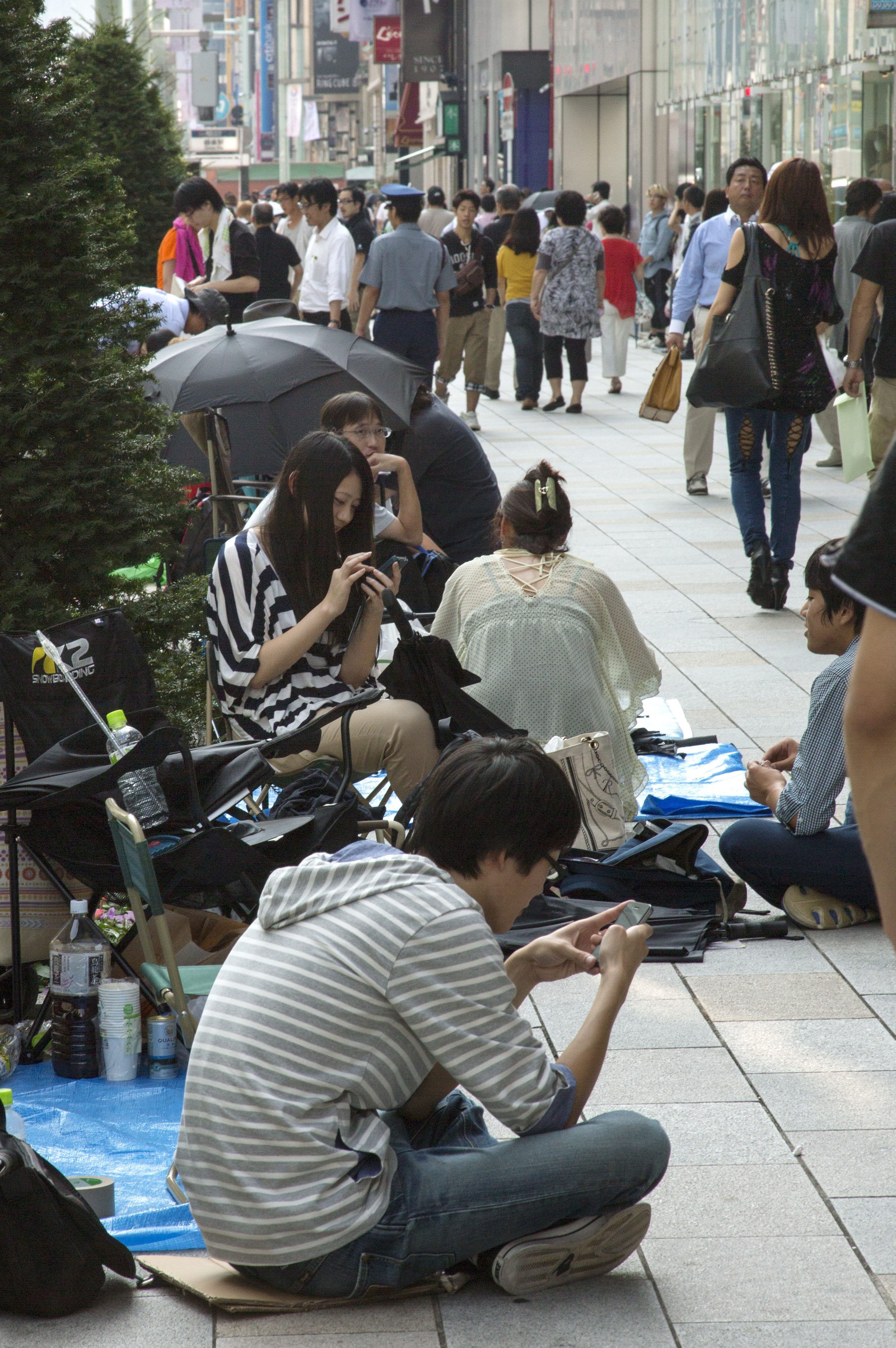 В очакване на iPhone 5 - опашка пред магазин на Apple в Япония