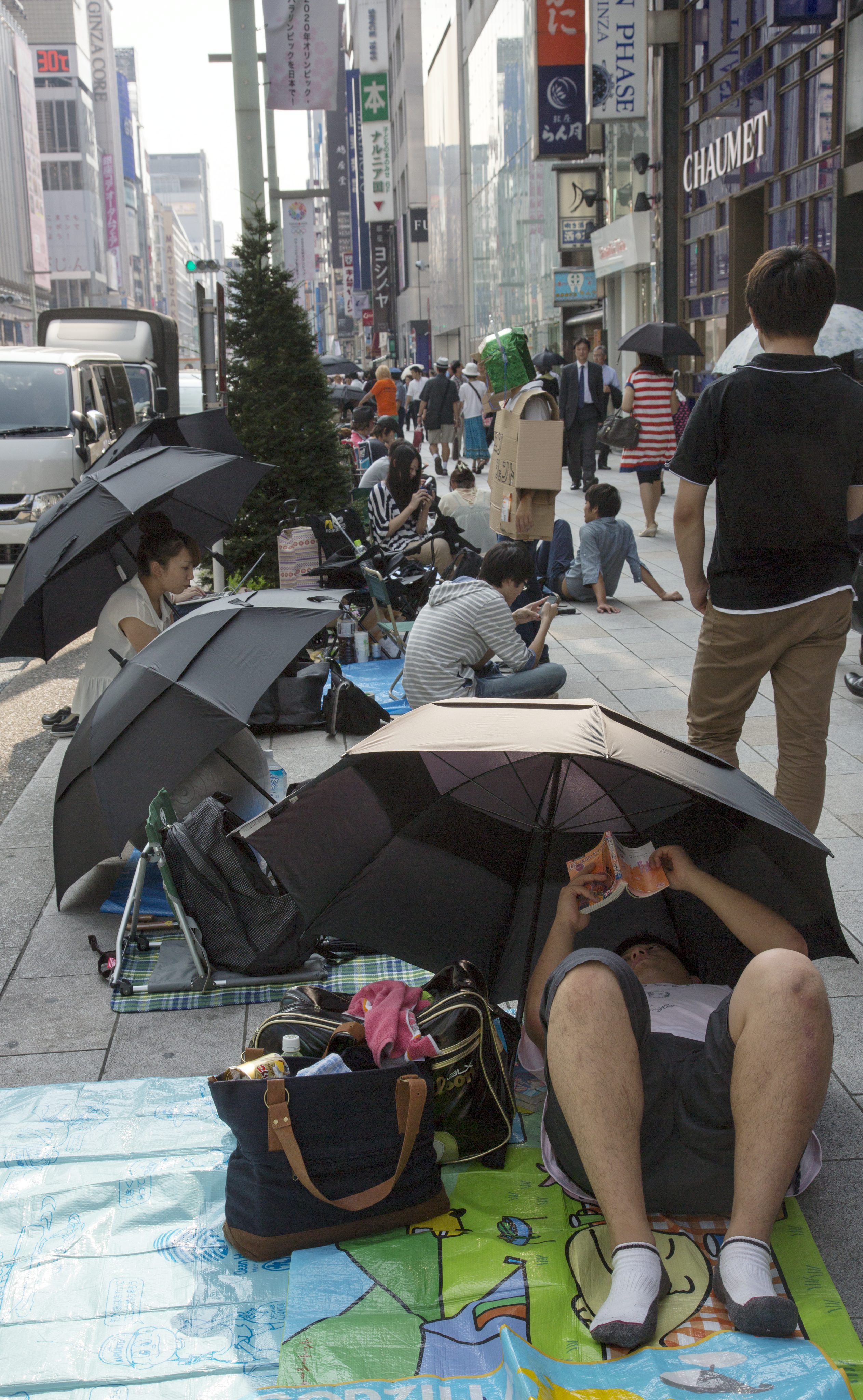 В очакване на iPhone 5 - опашка пред магазин на Apple в Япония