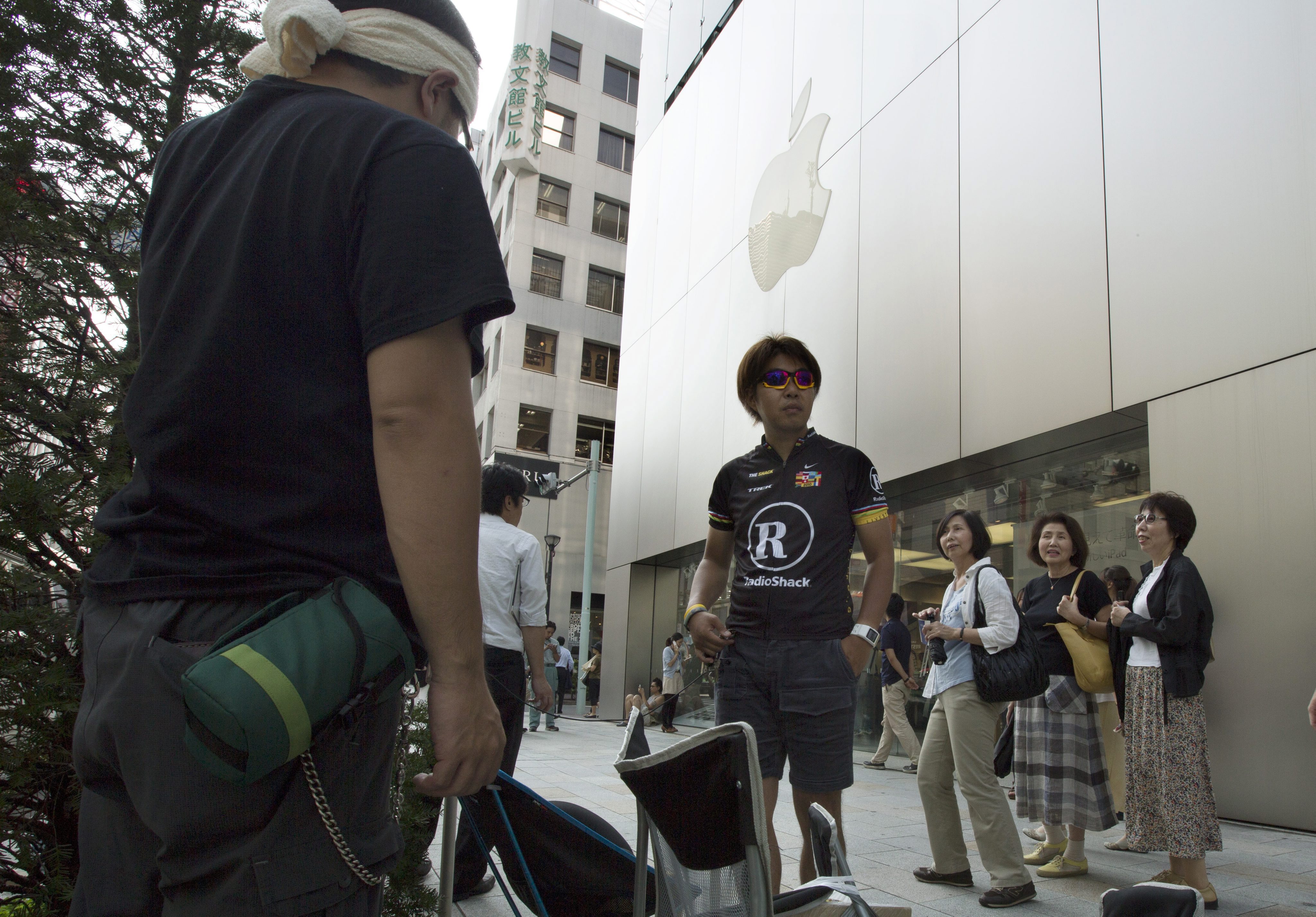 В очакване на iPhone 5 - опашка пред магазин на Apple в Япония